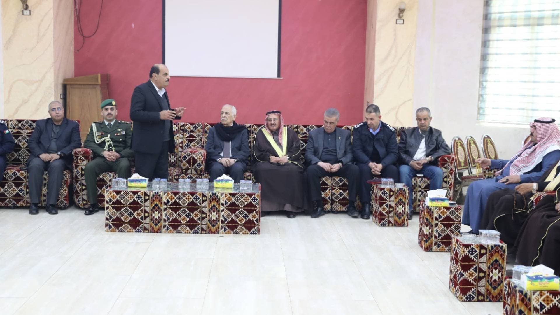 مندوبا عن الملك وولي العهد...العيسوي يعزي عشيرة الصقور