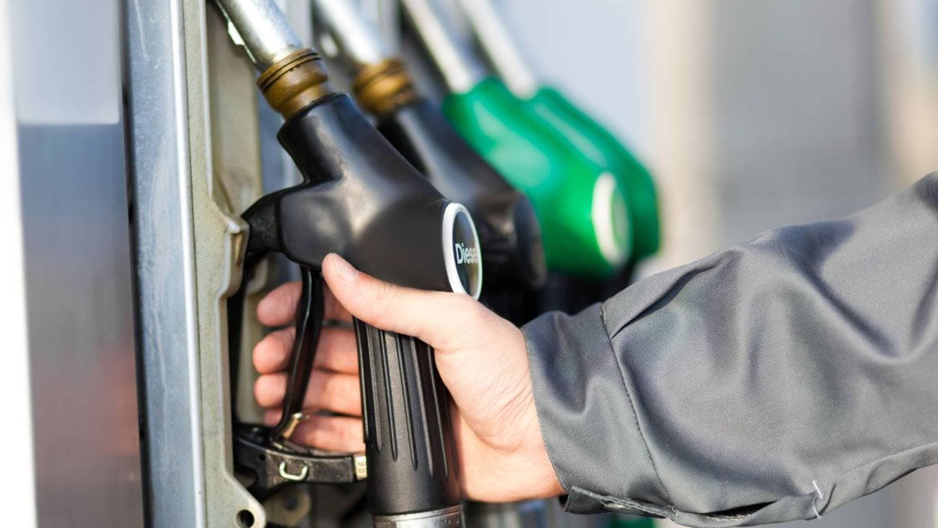 "الطاقة النيابية "تدعو الحكومة لتحمل كلف المحروقات وتعزيز التوجه نحو الطاقة المحلية