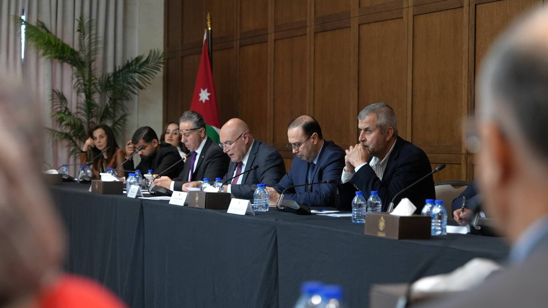 الحكومة تكشف عن إجراءاتتها للتعامل مع تداعيات الحرب الأمريكية-الإيرانية على الأردن