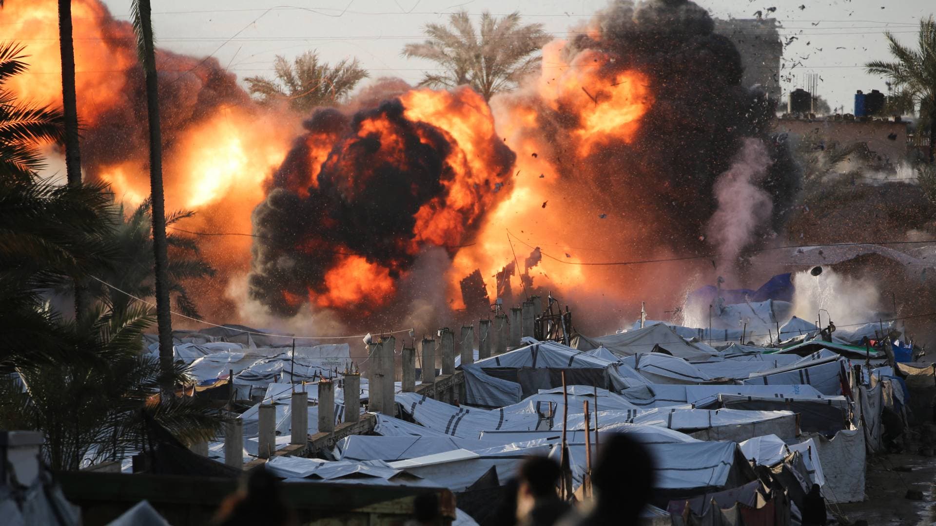 الدفاع المدني في قطاع غزة: شهيد وجرحى في دير البلح إثر قصف جوي شنه جيش الاحتلال