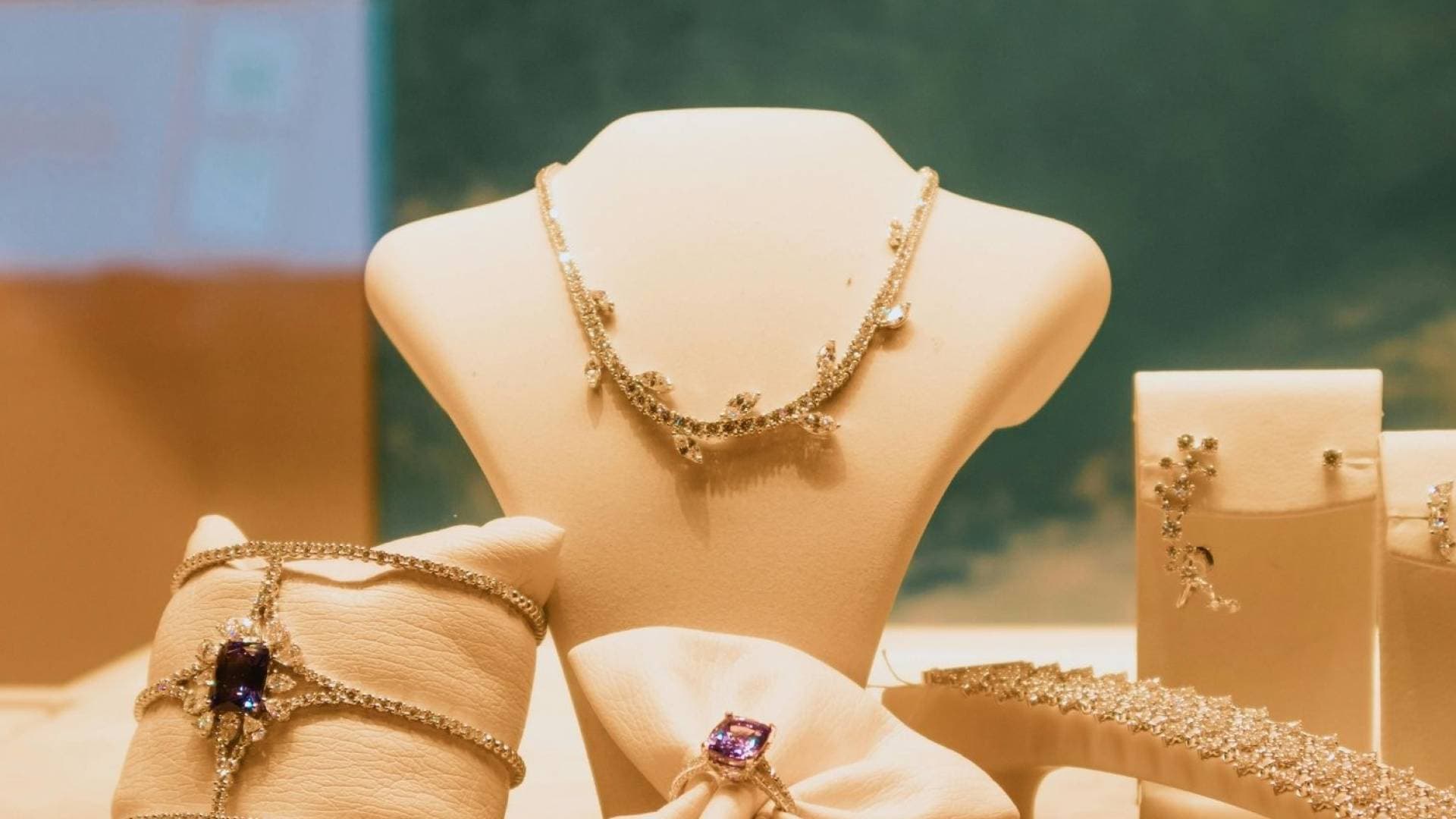 الذهب يعود للارتفاع مع تراجع مخاوف التضخم وترقب مصير "المقترح الأمريكي" لإيران