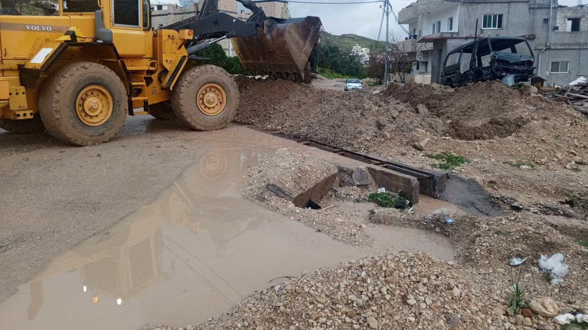 بلدية الكرك تواصل أعمالها الميدانية لمواجهة تداعيات المنخفض الجوي