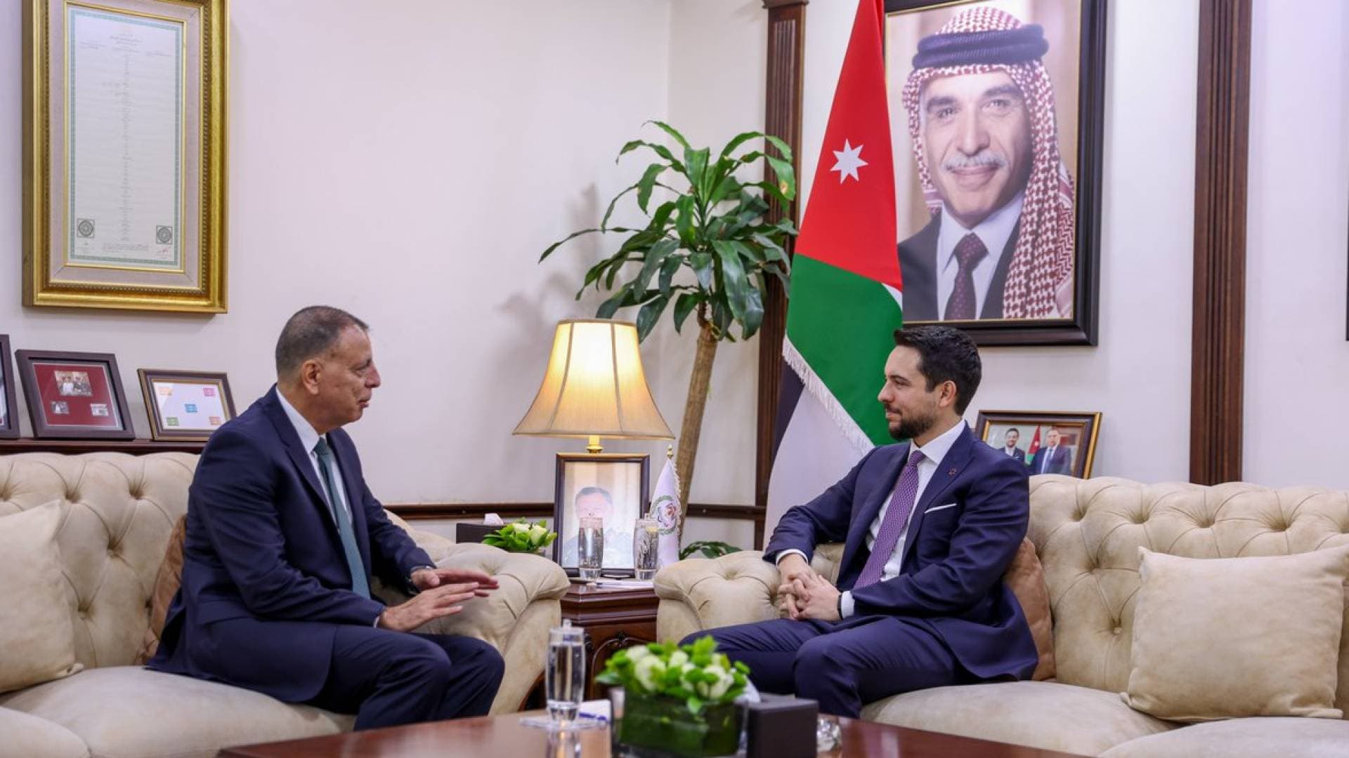 ولي العهد يزور وزارة الداخلية ويؤكد أهمية إدامة التنسيق بين المؤسسات خلال التطورات الإقليمية