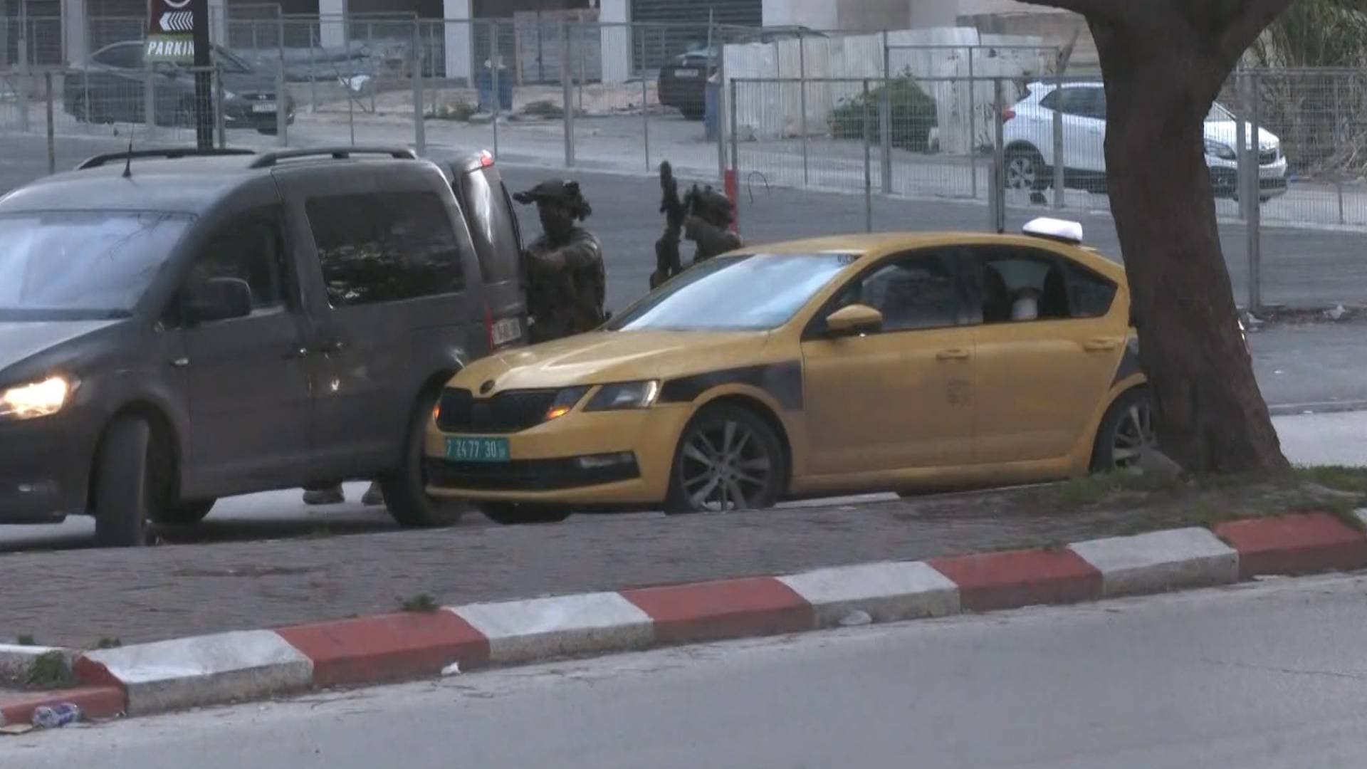 بالفيديو | كاميرا "رؤيا" توثق عملية اختطاف قوة خاصة "إسرائيلية" شابا بعد إصابته في نابلس