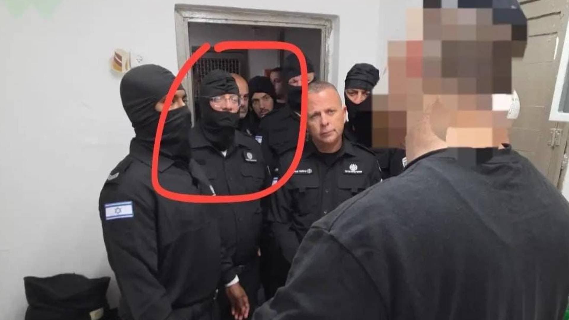 بزي سجان في هزيع الليل.. كواليس جولة "بن غفير" الاستفزازية داخل سجون الاحتلال