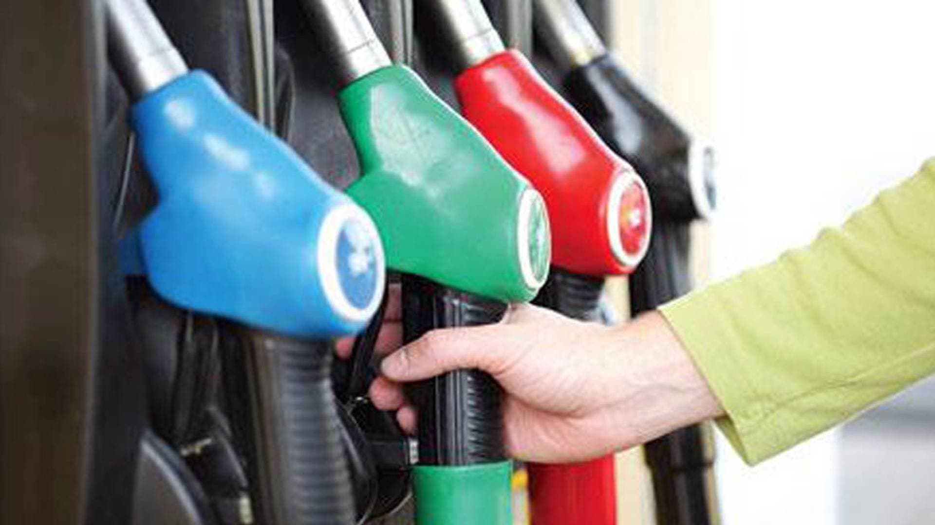 وسط ترقب لتسعيرة نيسان وزيادة الطلب..تساؤلات عن مدى الرقابة على توزيع المحروقات؟ - فيديو