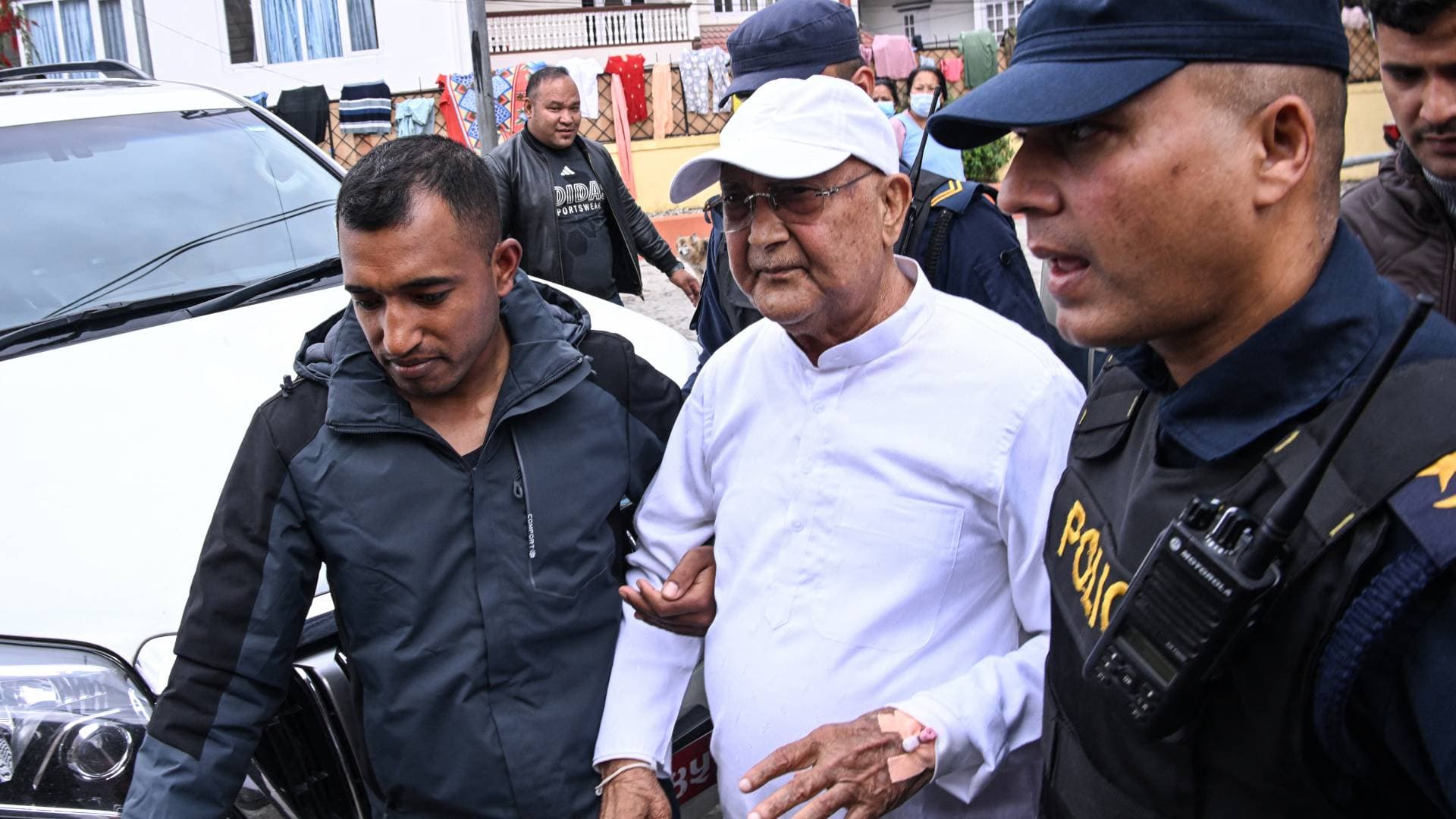 الشرطة النيبالية تعتقل رئيس الوزراء السابق بشبهة التورط في قمع احتجاجات - فيديو