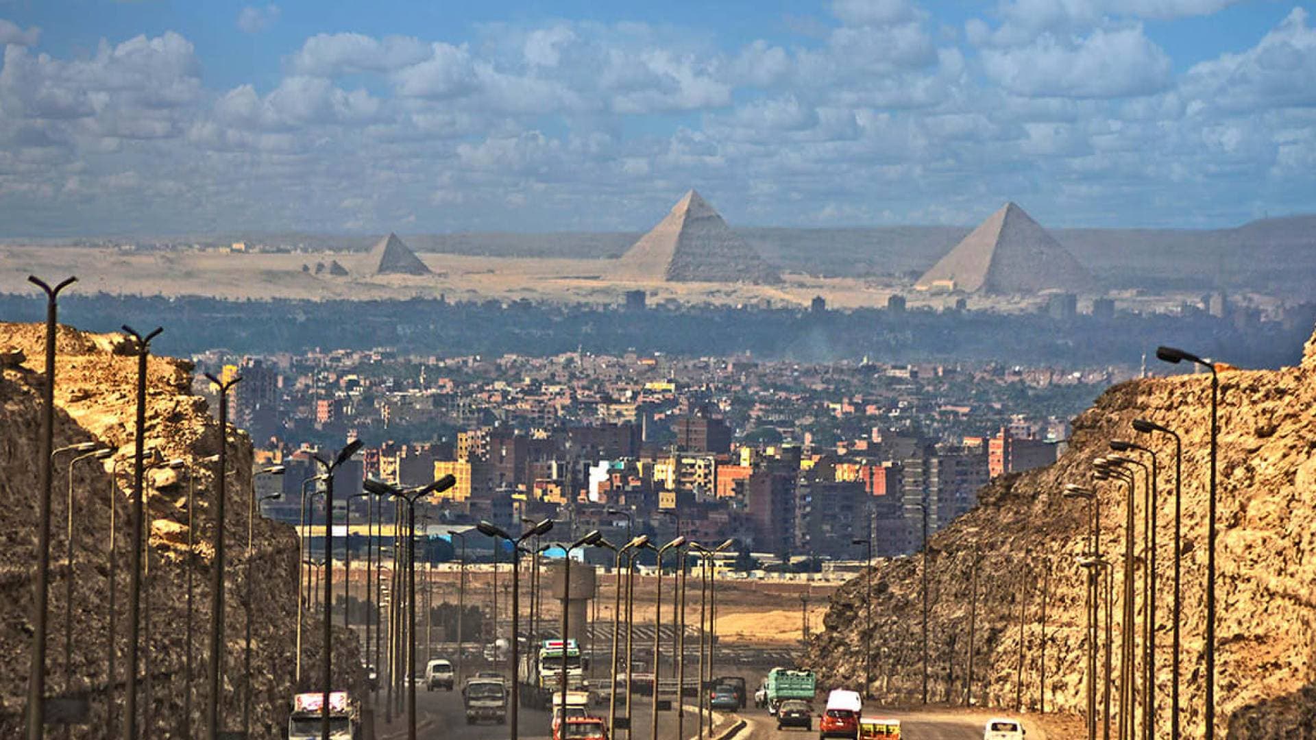 مصر تطبق "العمل عن بعد" يوما أسبوعيا.. واستثناء المدارس والقطاعات الإنتاجية من القرار