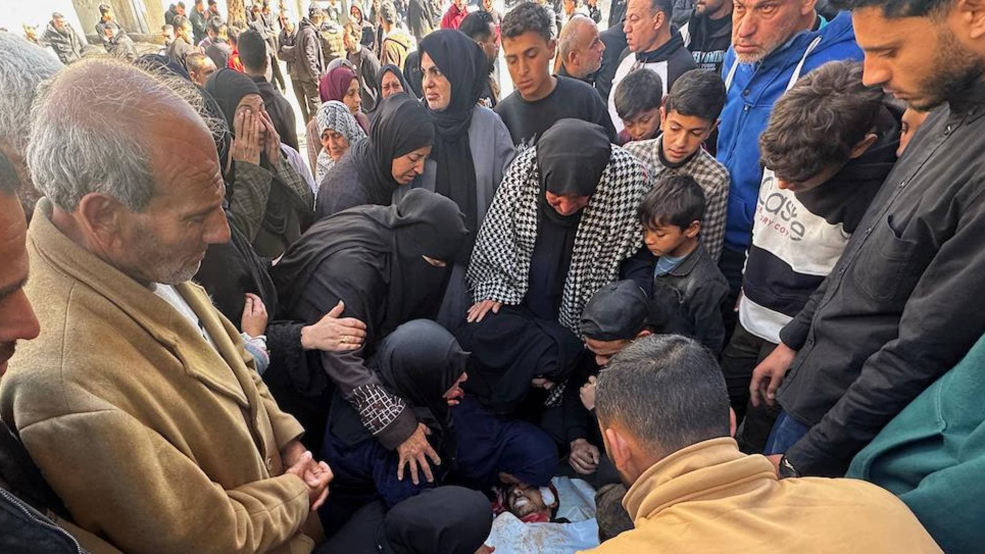 شهيد وجرحى في استهداف مسيرة لمركبة بخان يونس وتصعيد دام يطال أحياء غزة