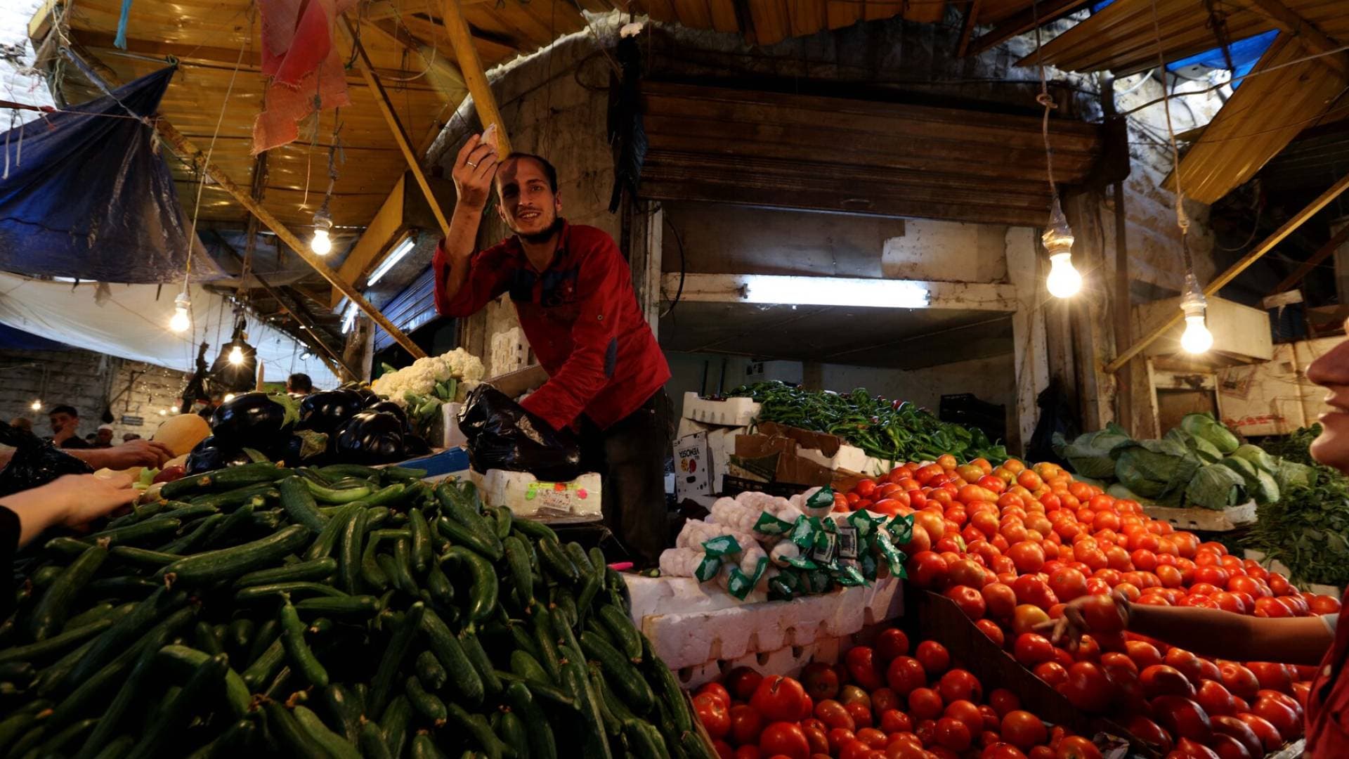 بين ضجيج المزاد وقوت العباد: رحلة "الخضار" من مزارع الغور إلى سوق عمان المركزي