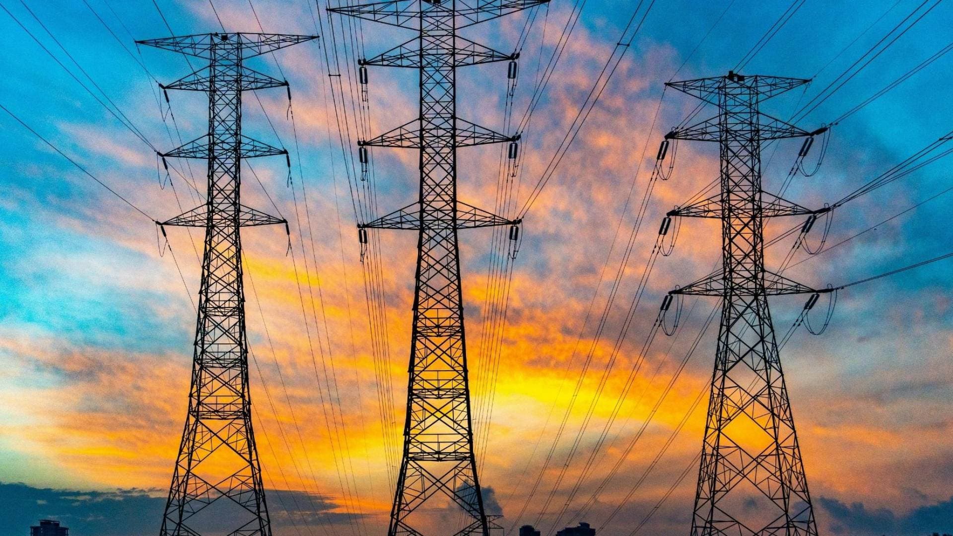 وزارة الكهرباء الكويتية: قتيل وأضرار مادية جسيمة في هجوم إيراني على محطة للكهرباء وتقطير المياه