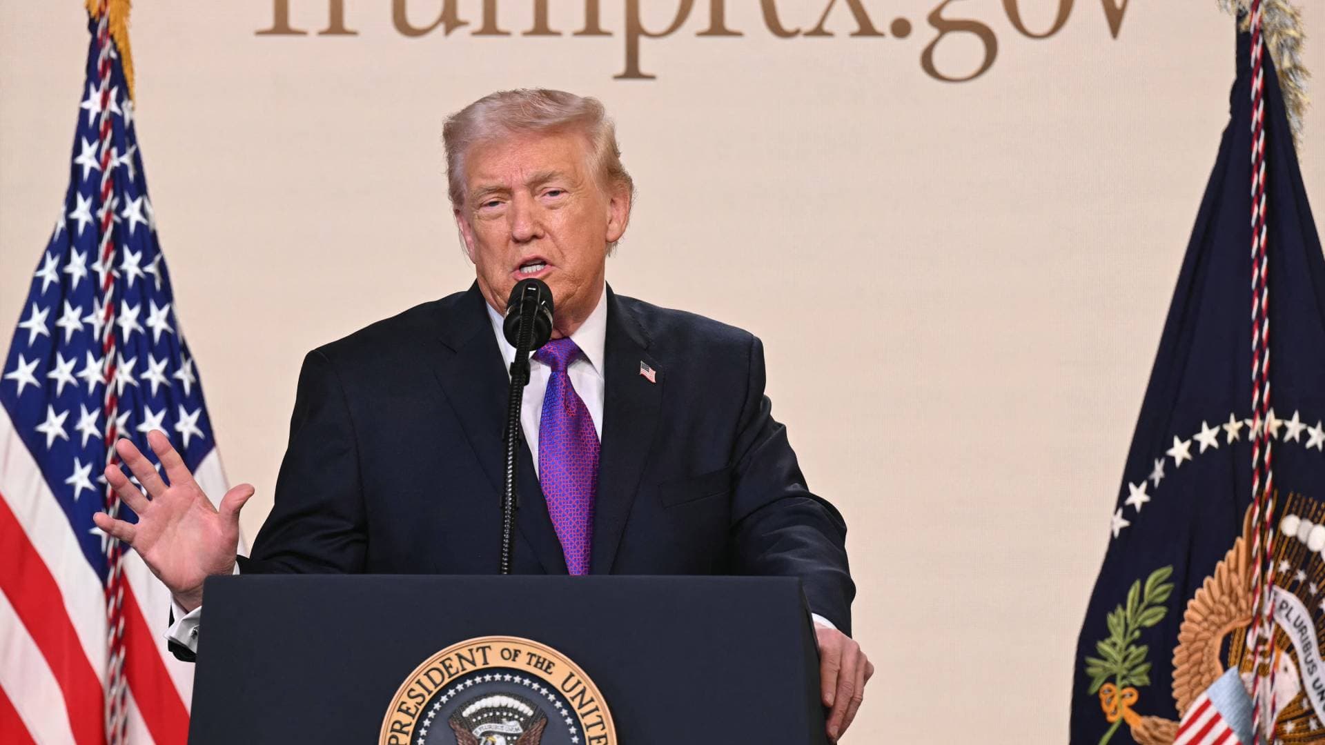 ترمب: إيران تسمح بعبور 20 ناقلة نفط لـ"احترامنا" ونفاوضهم بين الدبلوماسية والقصف