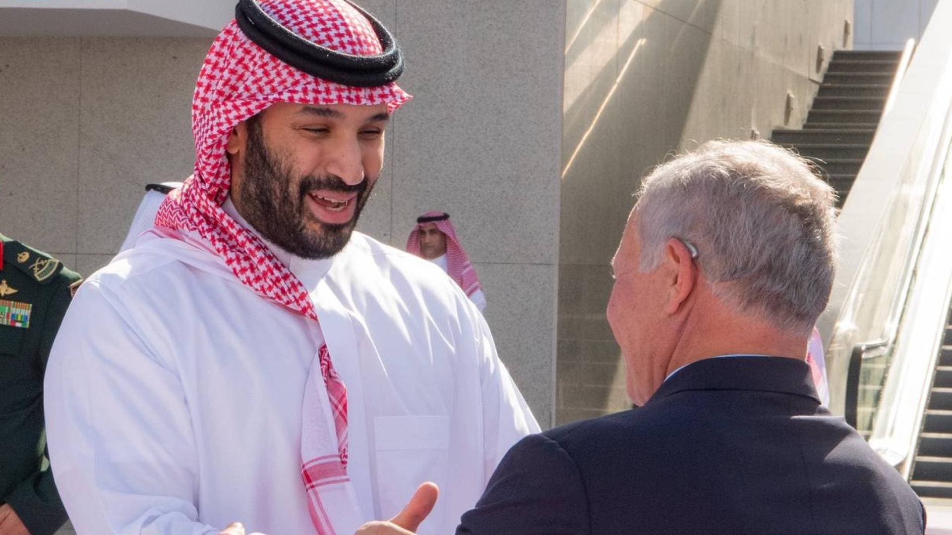 الملك يغادر جدة وولي العهد السعودي في مقدمة مودعيه -فيديو