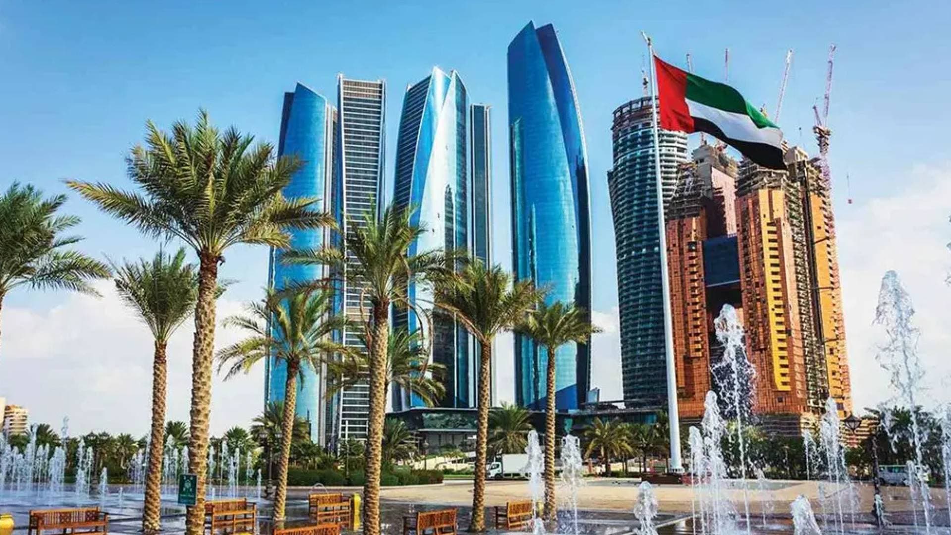 الإمارات تقر زيادات تاريخية في أسعار الوقود لشهر أبريل.. والارتفاع من 30% إلى 70%