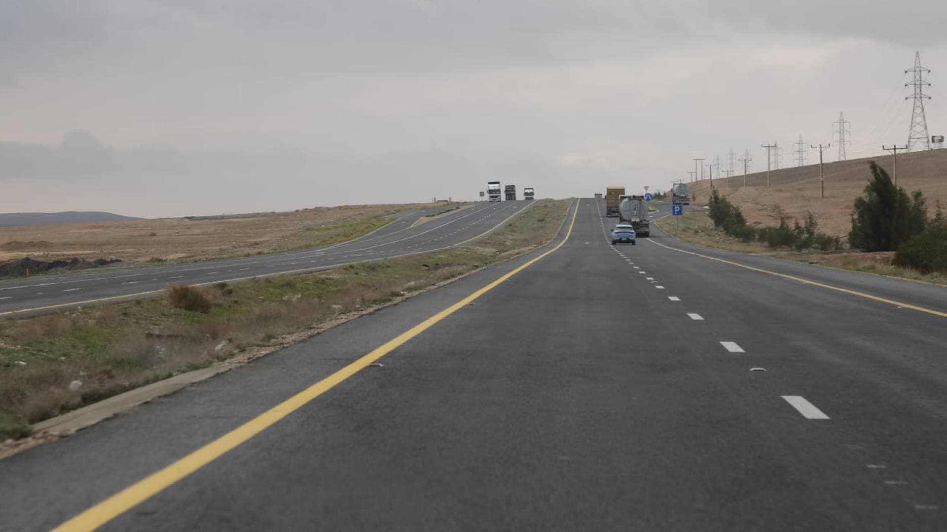 وزارة الأشغال تبدأ صيانة الطريق الصحراوي من القويرة حتى وادي اليتم بـ 3.25 مليون دينار