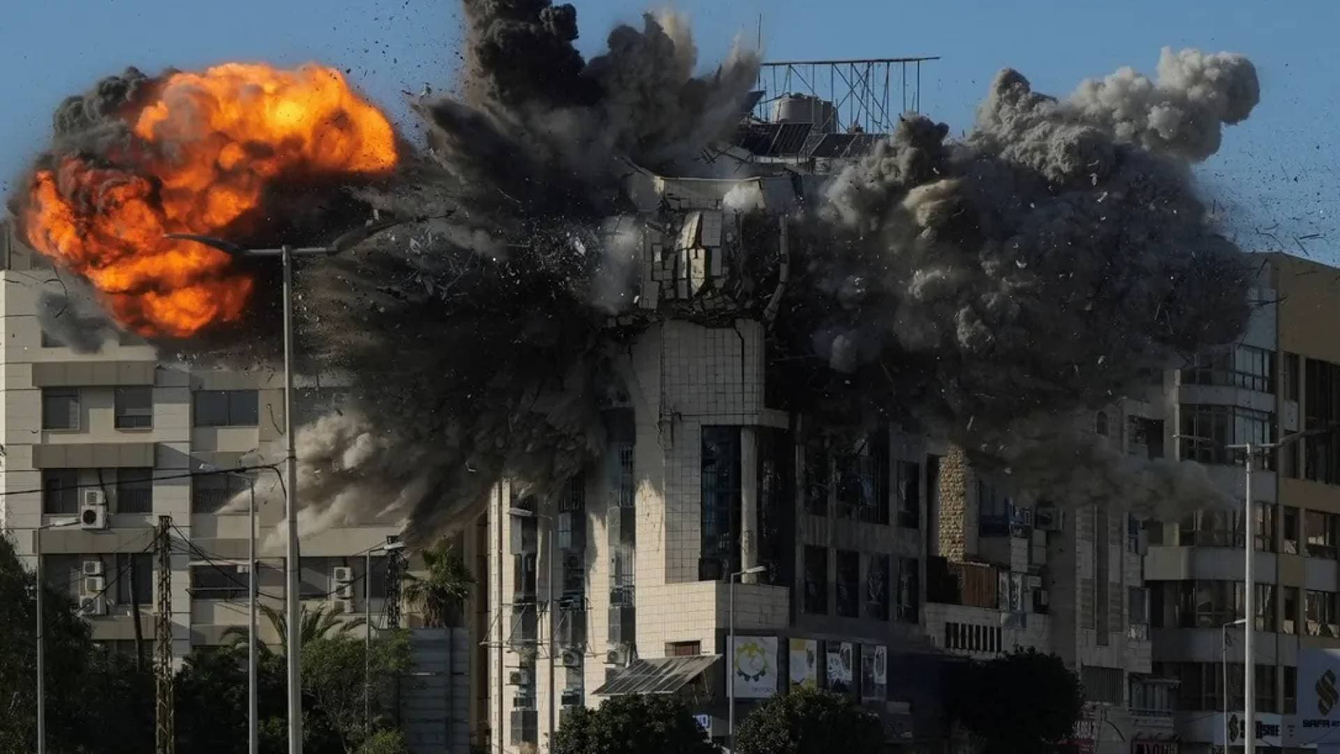 أم القيوين: إصابة شخص جراء سقوط شظايا اعتراض طائرة مسيرة في منطقة صناعية