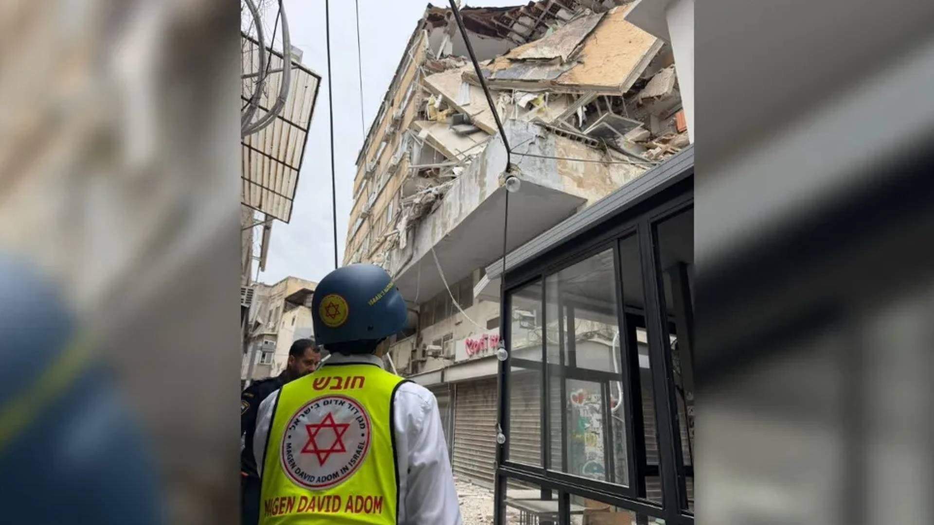 انهيار مبنى في تل أبيب جراء الهجوم الصاروخي الإيراني