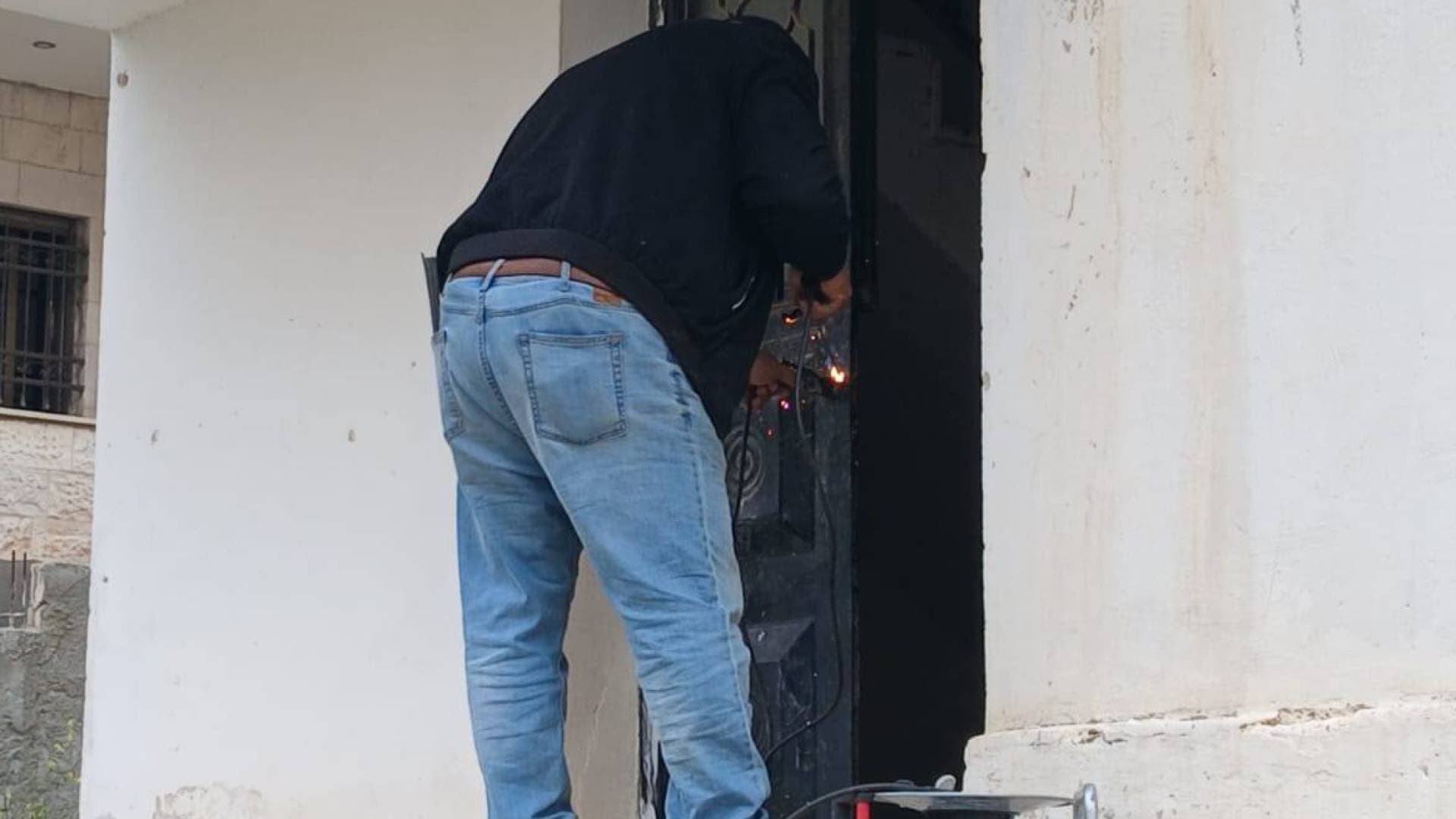 إغلاق عمارة مهجورة تهدد سلامة طلبة مدرسة الجبل الأخضر في جرش