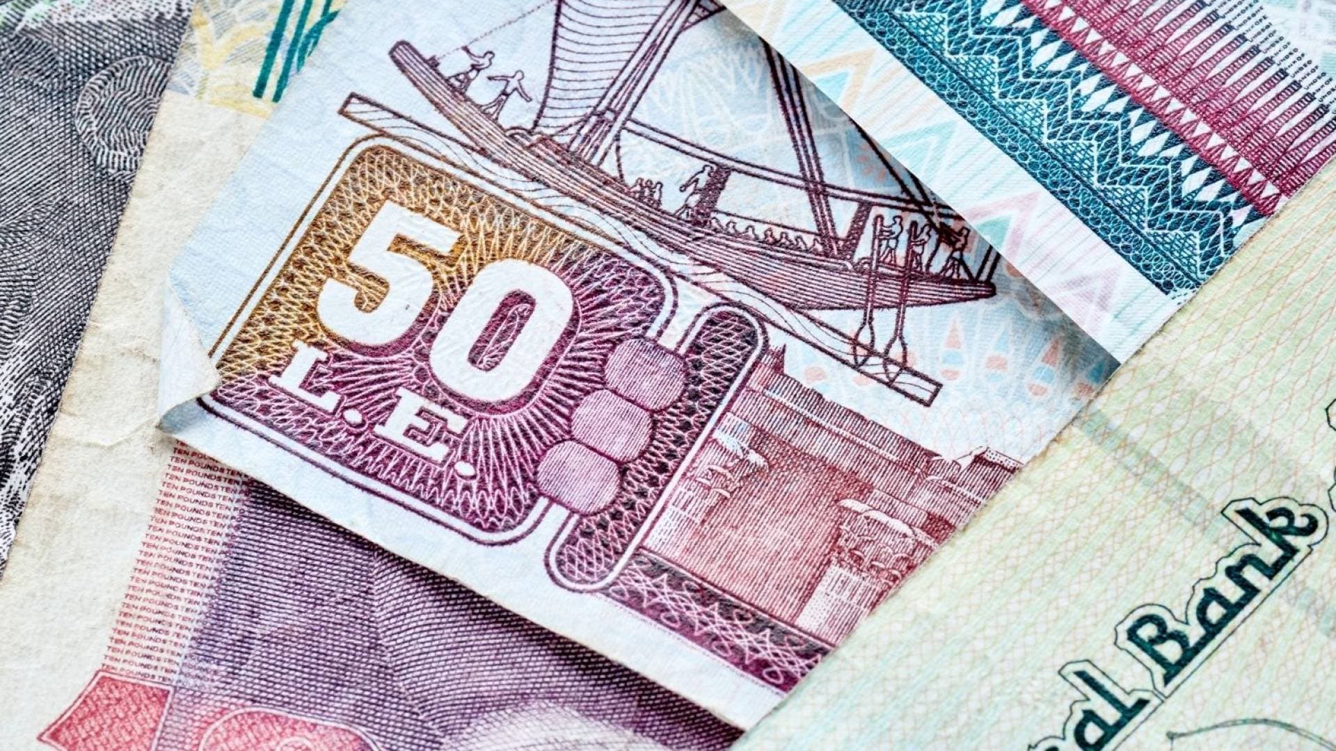 مصر ترفع الحد الأدنى للأجور إلى 8 آلاف جنيه بدءا من تموز