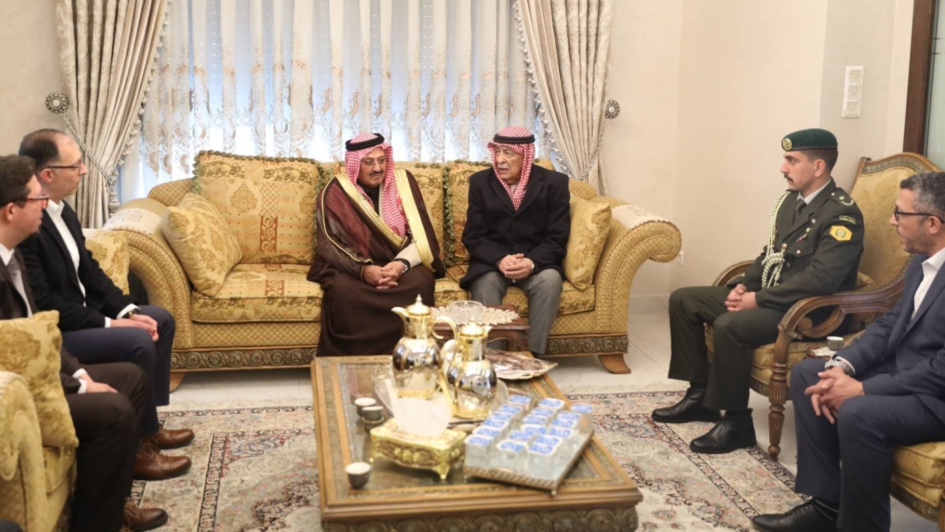 مندوبا عن الملك وولي العهد.. العيسوي يعزي الجيتاوي والنسور والعطيات والحداد