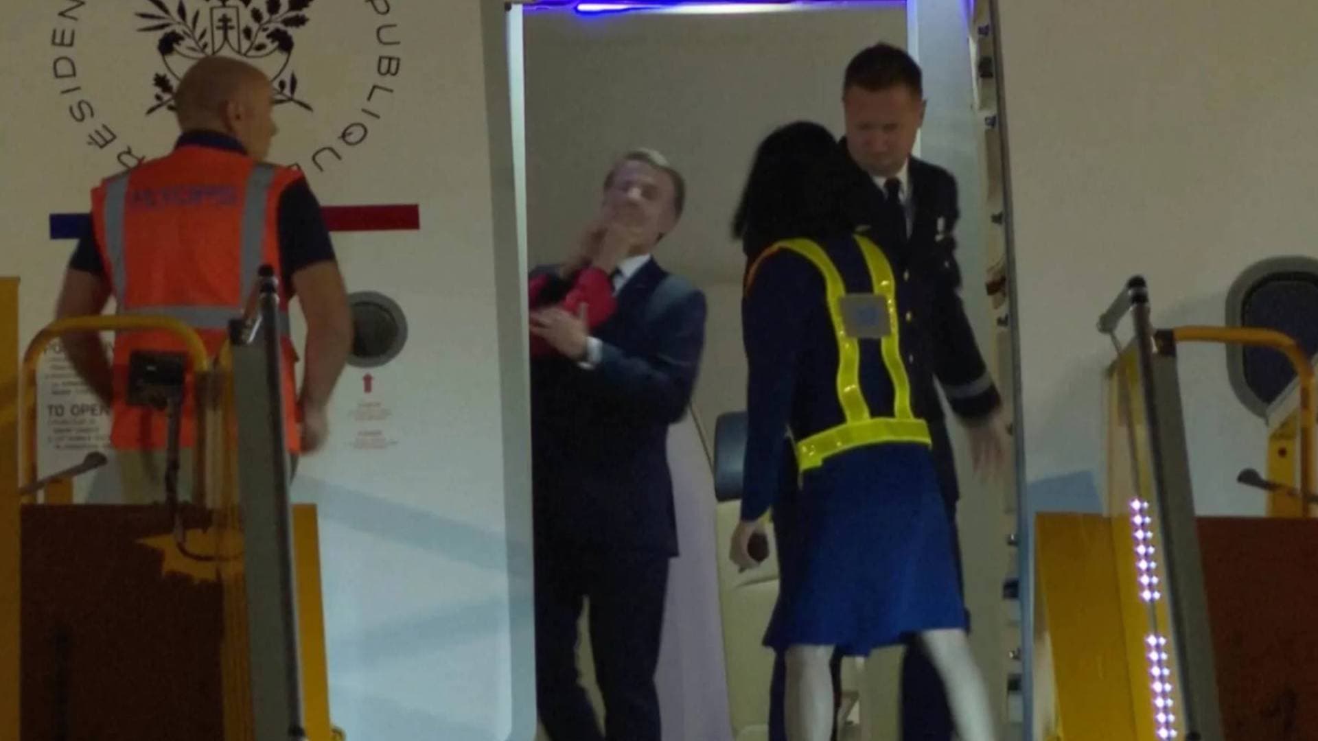 "ما زال يتعافى من ضربة على الفك".. ترمب يوجه سخرية شخصية لماكرون