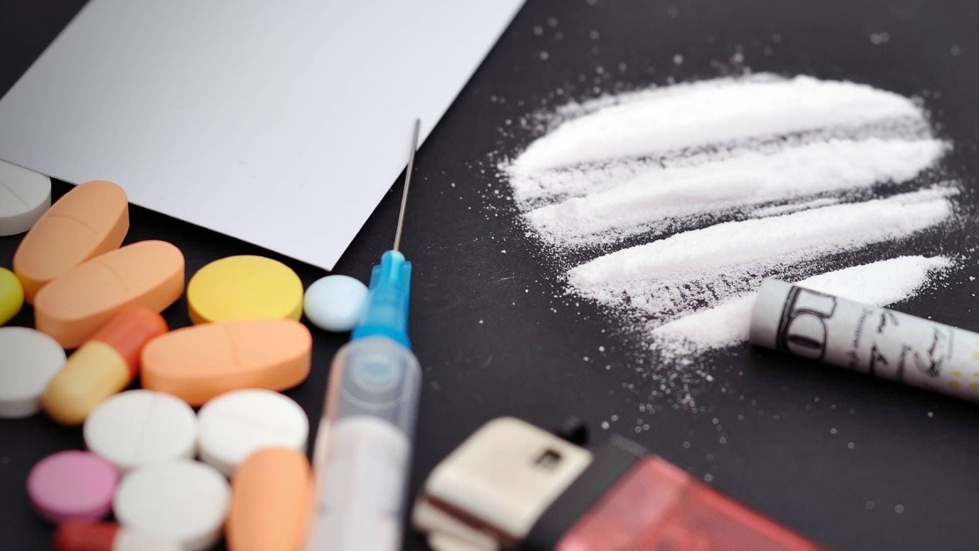 مكافحة المخدرات تحبط محاولة شبكة جرمية تصنيع مادة الكريستال القاتلة