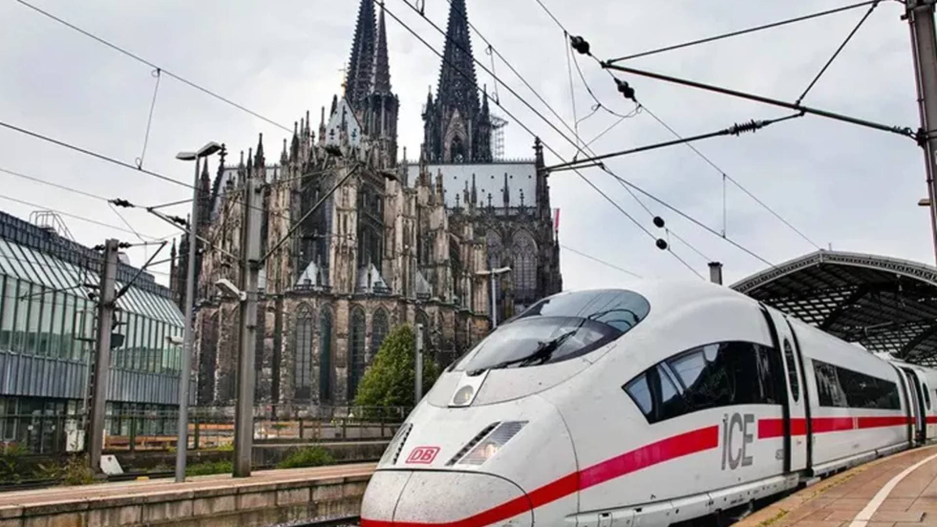 شاب يفجر "عبوات نارية" في قطار سريع بألمانيا وسيطرة الركاب تحول دون كارثة