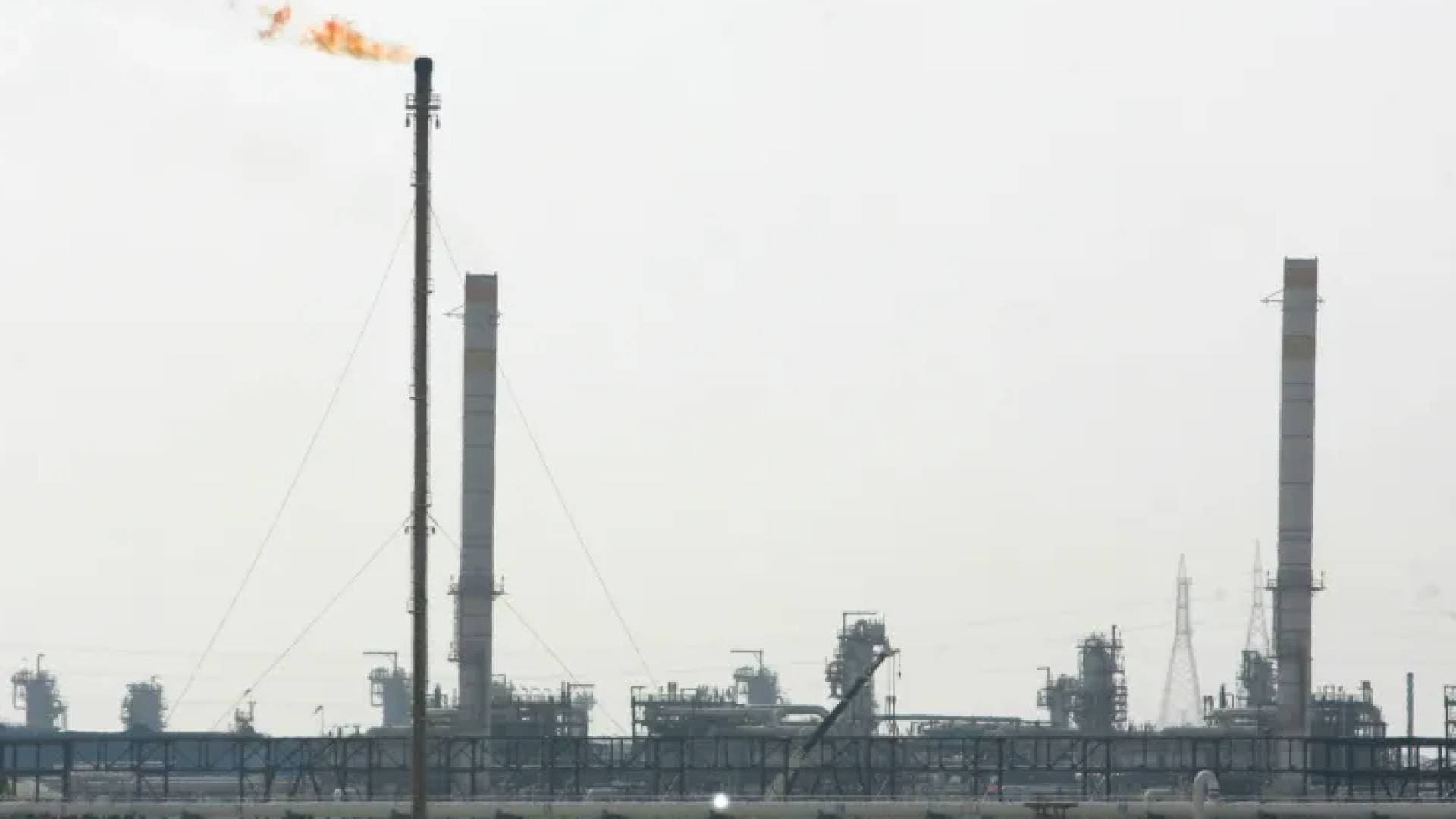 تصعيد إيراني خطير.. استهداف محطة مياه بالكويت ومنشأة غاز بالإمارات