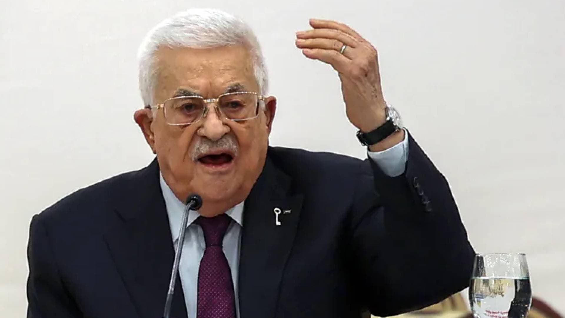 الرئيس عباس يشكل لجنة تحقيق في المسؤولية الطبية عن استشهاد المحرر رياض العمور