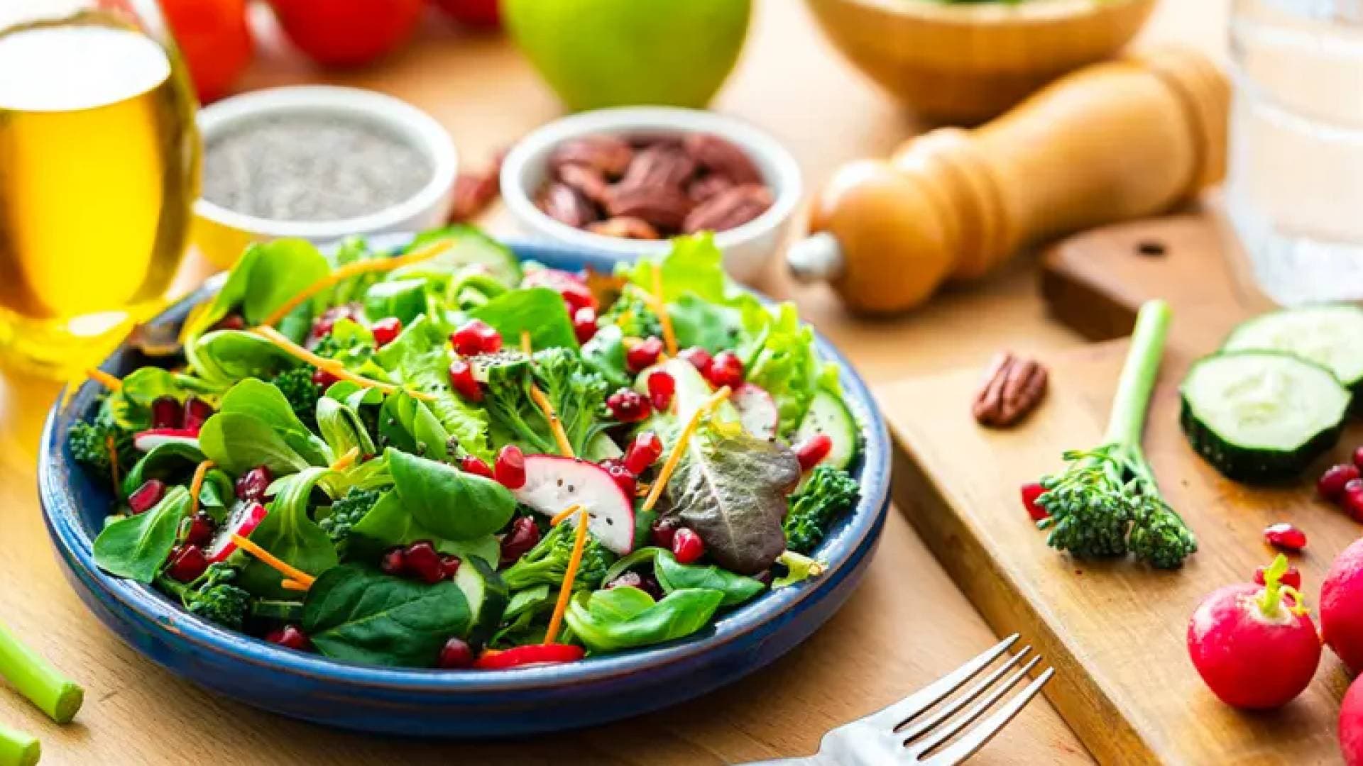 إضافات بسيطة تفسد فوائد السلطة.. تعرف عليها