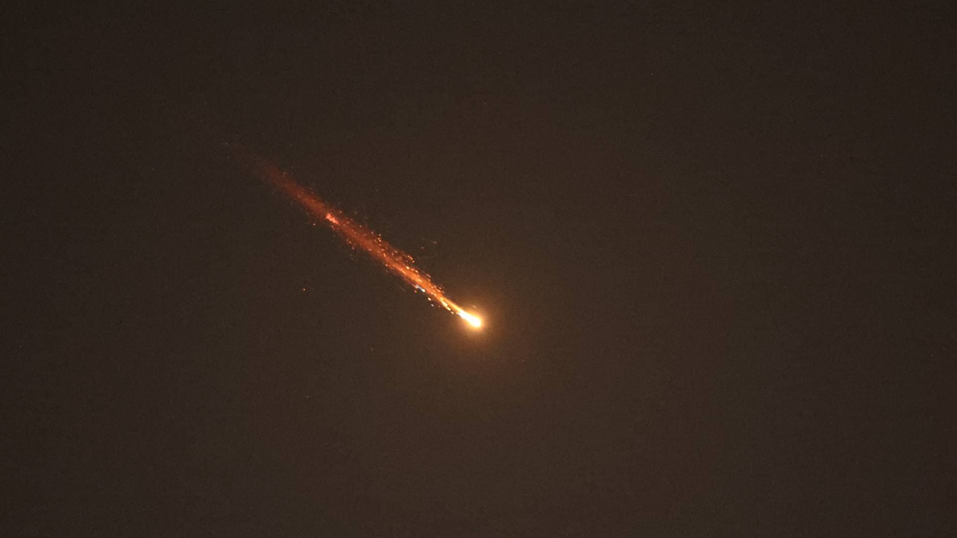 حكومة دبي: الجهات المختصة تعاملت مع سقوط شظايا على واجهة مبنى