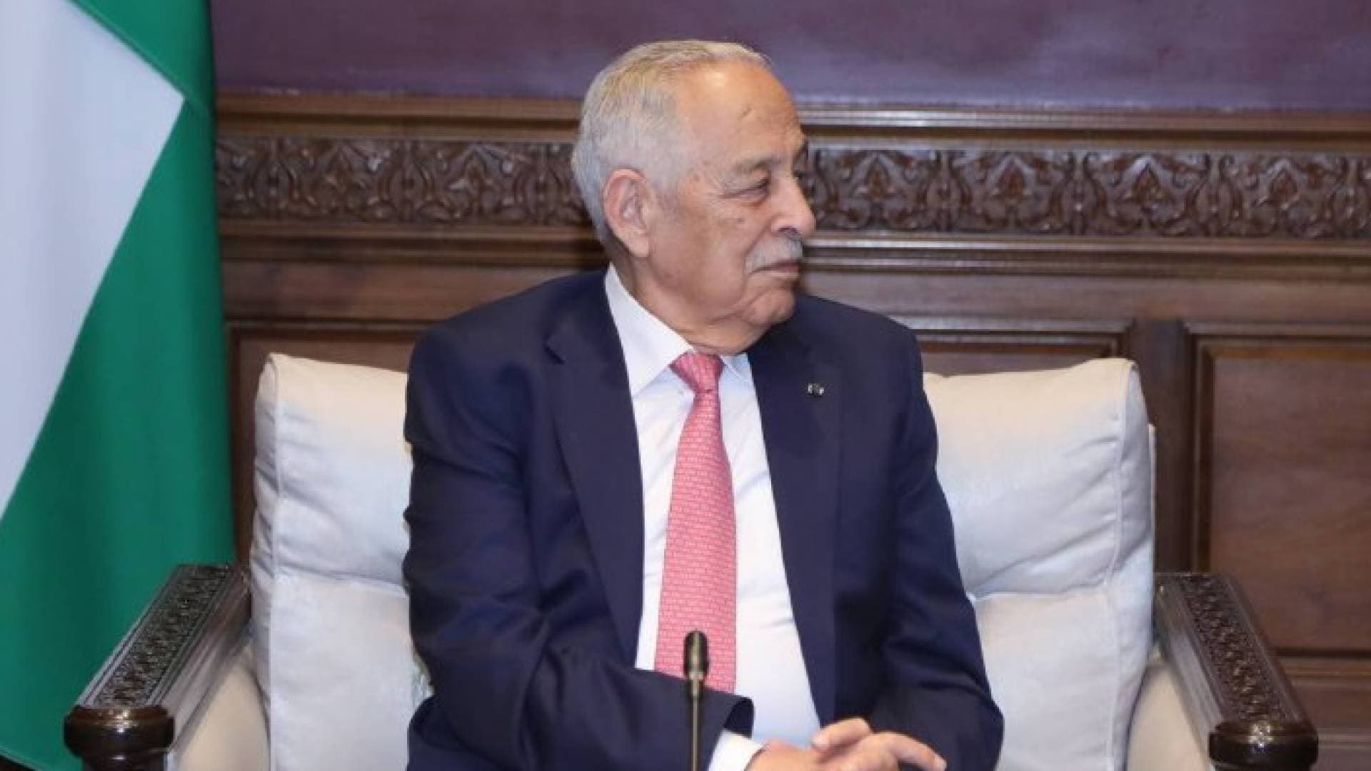 العيسوي ينقل تمنيات الملك وولي العهد بالشفاء لوزير الصحة الاسبق أبو جنيب الفايز