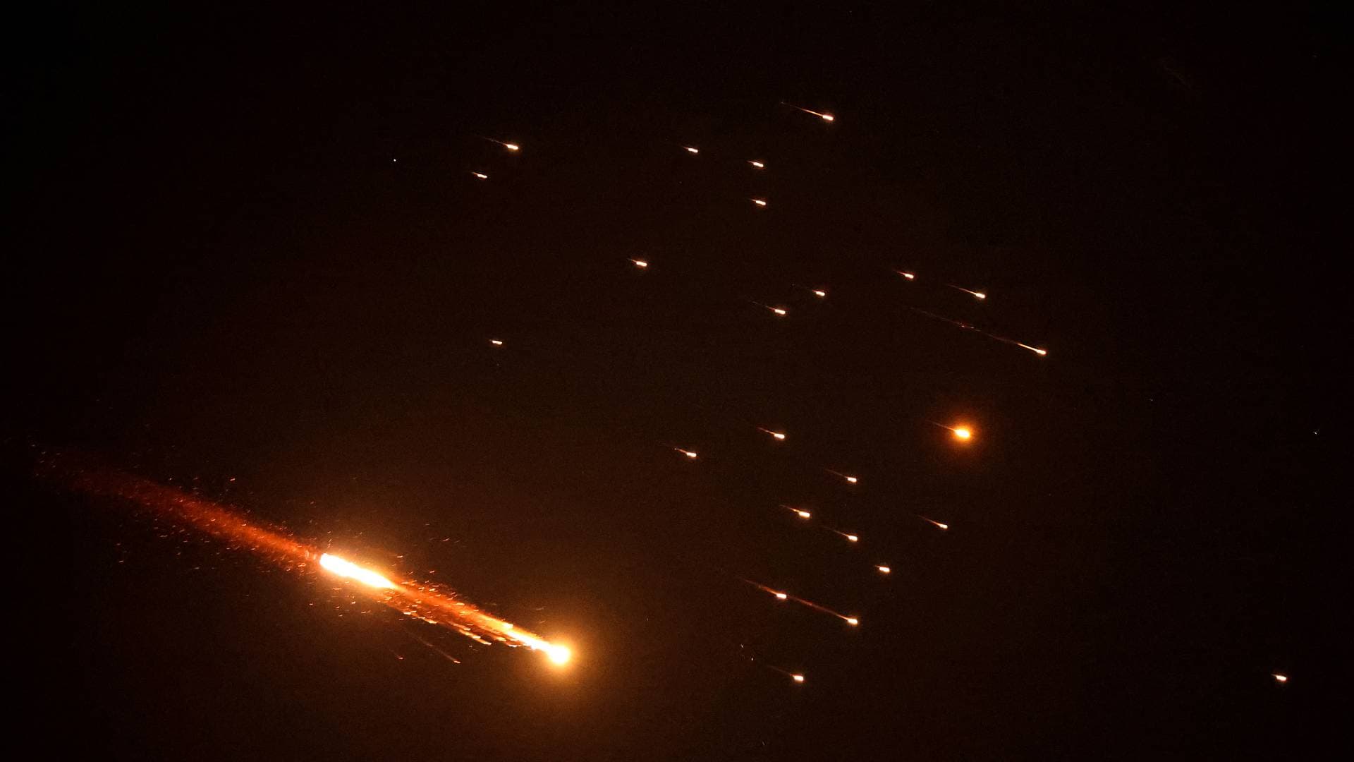 إعلام عبري: سقوط قنابل من صاروخ عنقودي إيراني قرب وزارة الجيش في تل أبيب