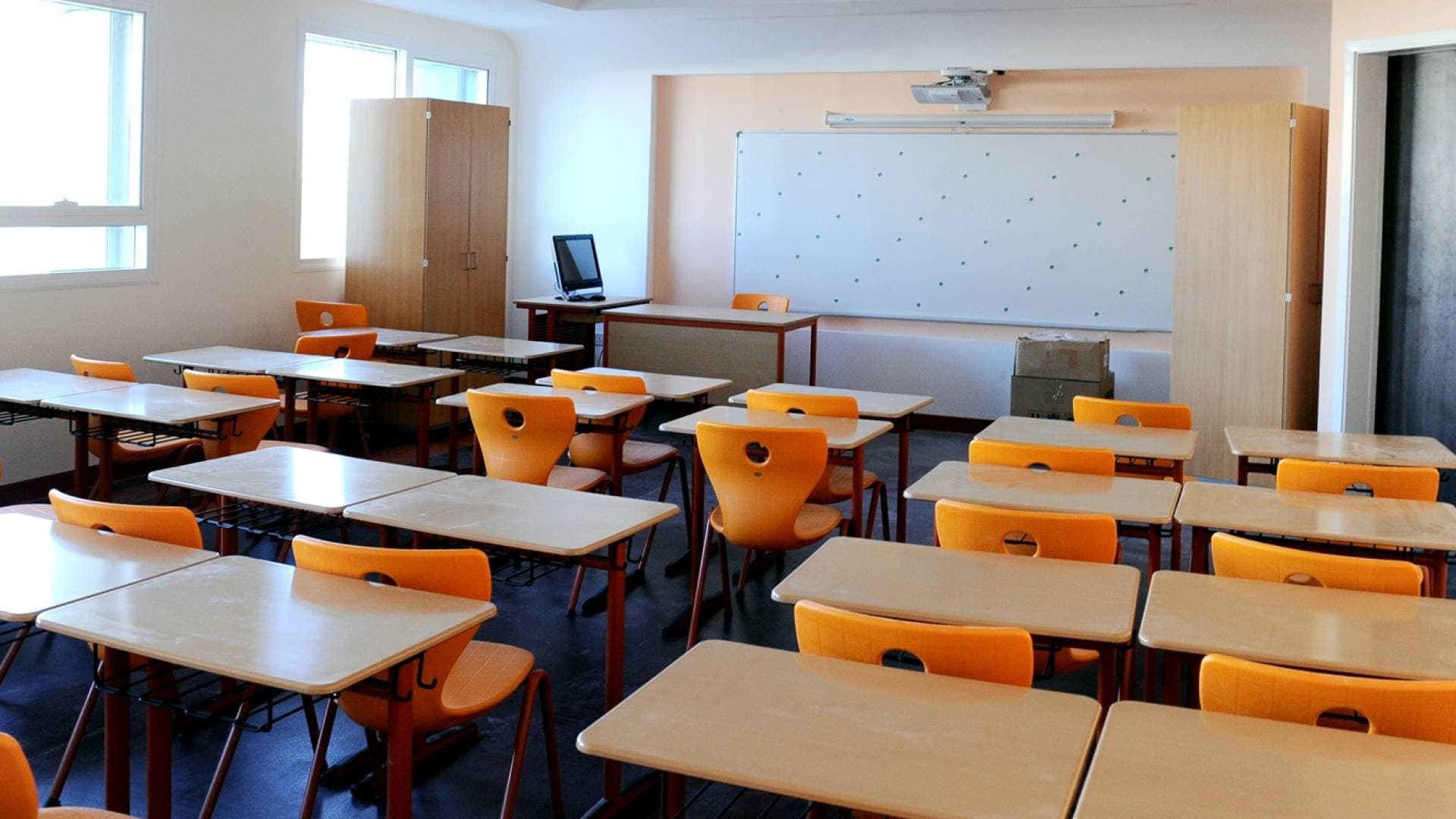 مساءلة نيابية للحكومة حول "استغلال" معلمي القطاع الخاص.. مطالب بحماية الأجور وكسر قيود التلاعب