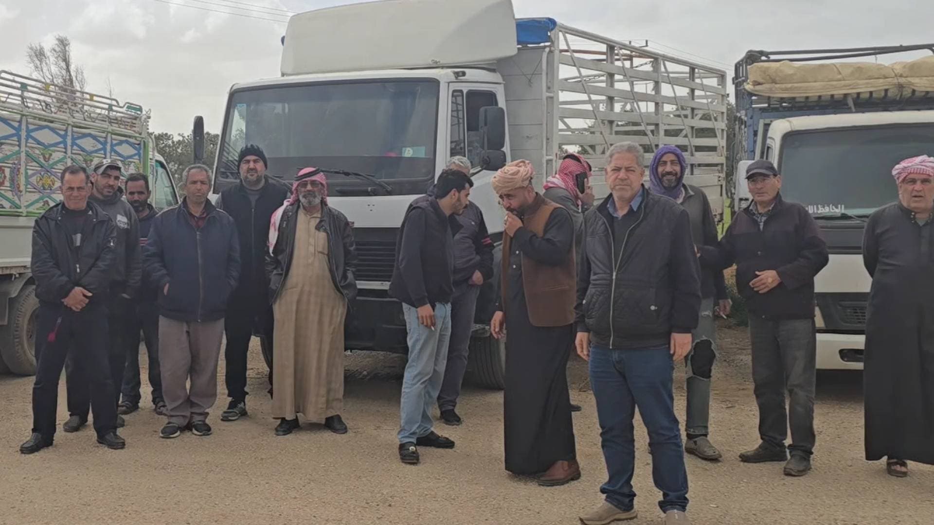 مزارعو إربد يعتصمون أمام "الصوامع" رفضا لنظام الأعلاف الجديد.. تعقيدات لوجستية وارتفاع في الكلف