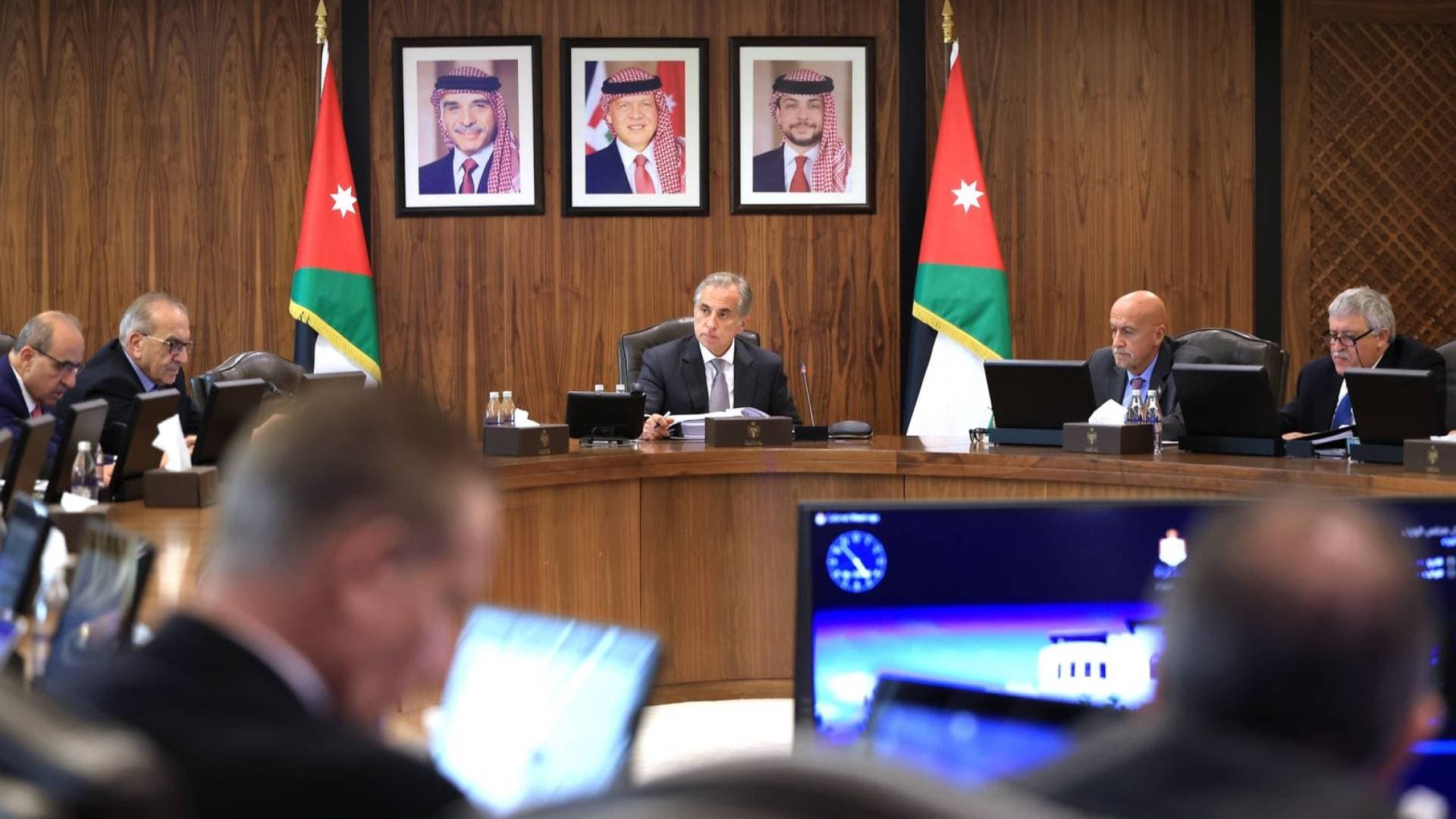 مجلس الوزراء يعفي شحنات الغاز الطبيعي من الضرائب ويقر استئجار باخرة تخزين عائمة