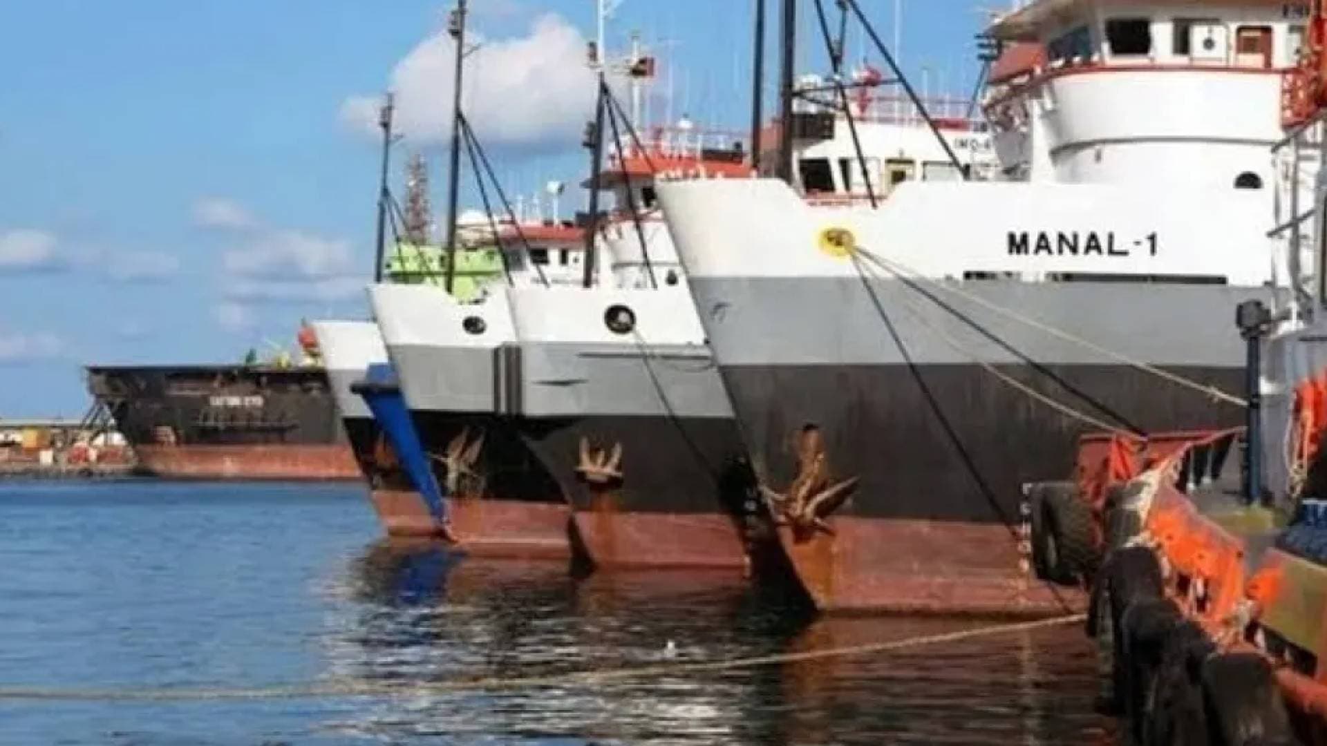 حكومة الشارقة: إصابة 4 أشخاص جراء سقوط شظايا اعتراض في ميناء خورفكان