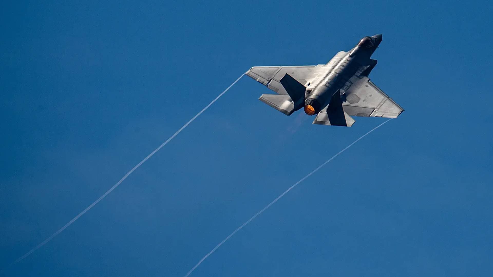 "نيويورك تايمز" تكشف تفاصيل مهمة إجلاء الطيار الثاني بعد تعثر مروحية الإنقاذ في الرمال الإيرانية