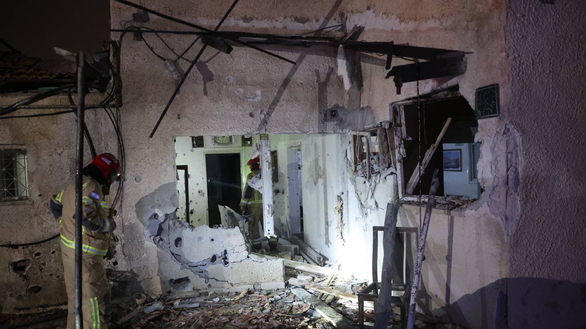 إعلام عبري: سقوط رؤوس متفجرة في 5 مناطق بمدينة حيفا إثر هجوم صاروخي إيراني