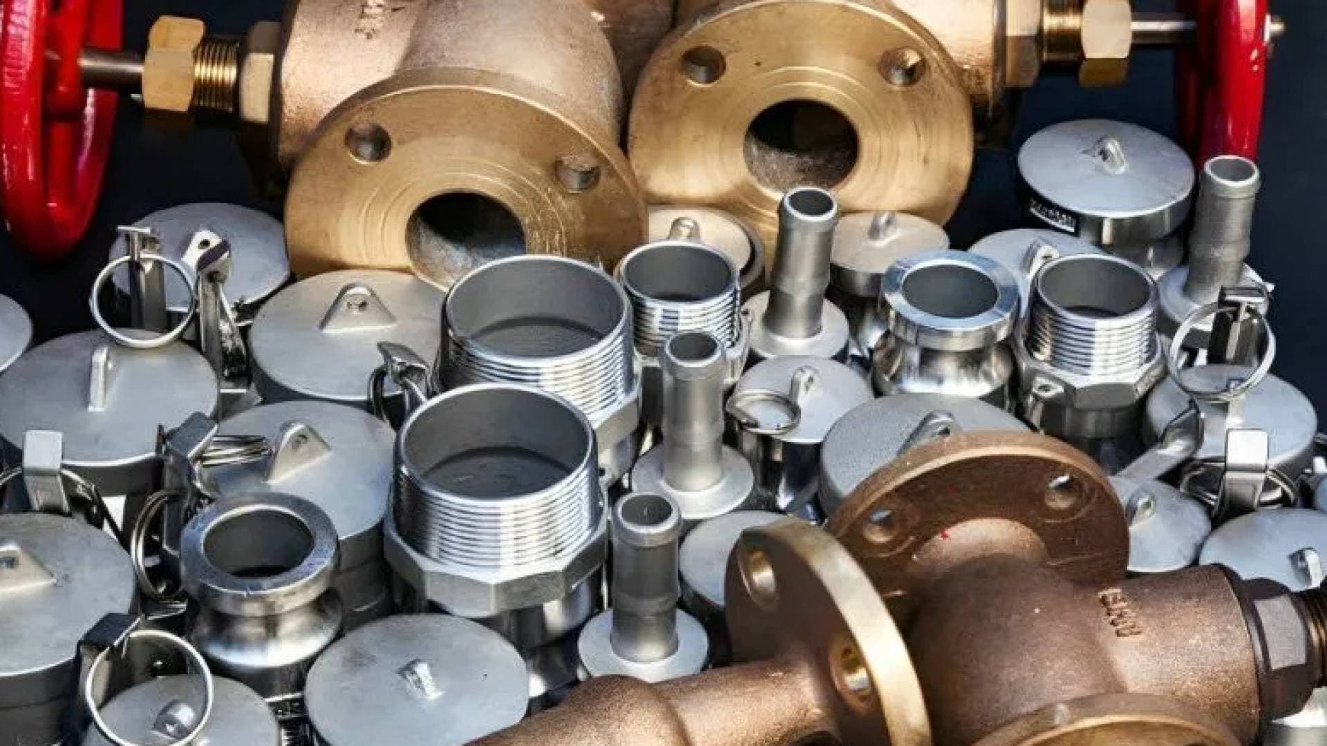 قفزة في أسعار الفولاذ والنحاس.. والألمنيوم يتراجع وسط تقلبات العرض