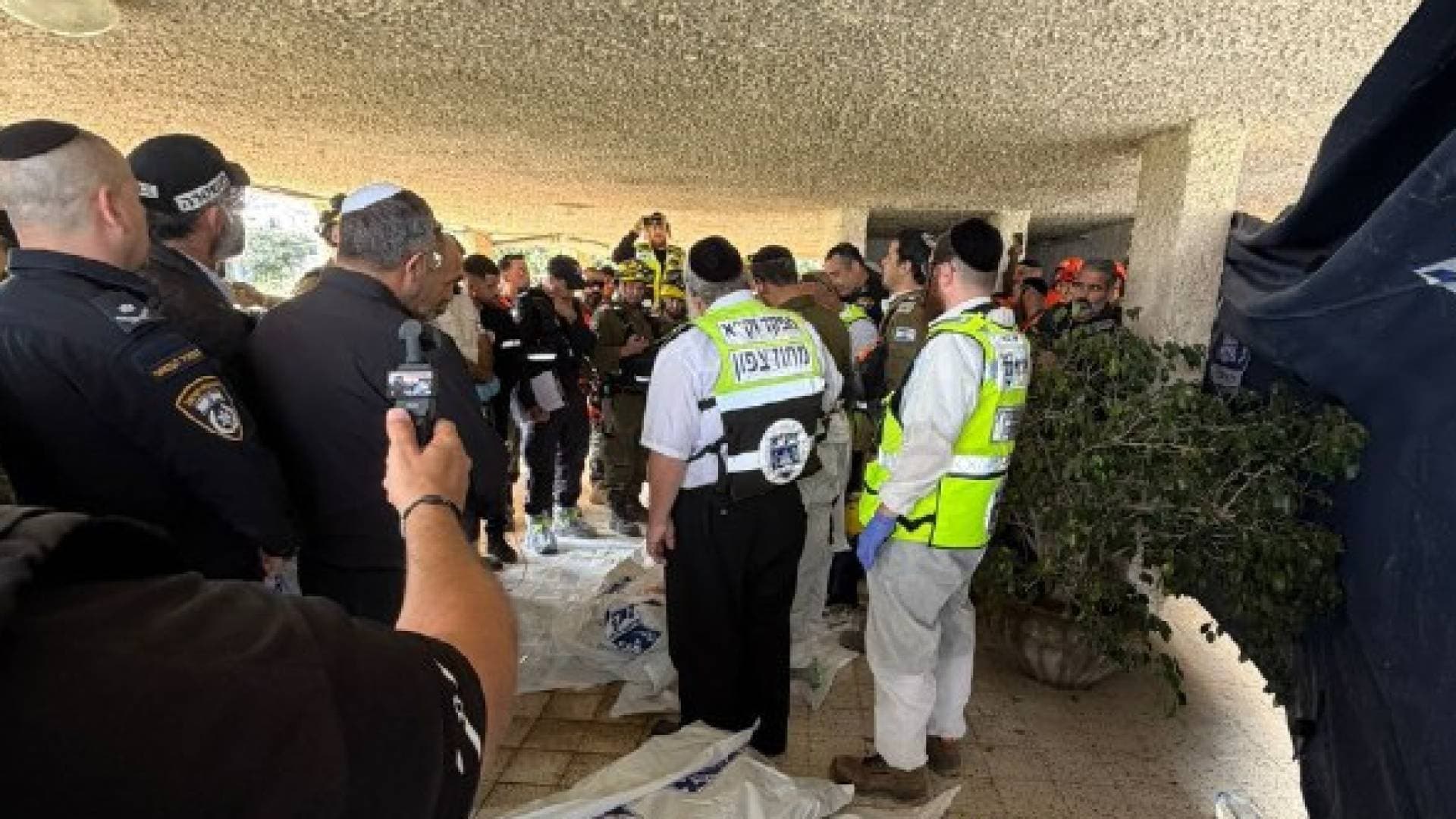 انتشال جثث 4 مستوطنين من تحت أنقاض مبنى دمره صاروخ إيراني