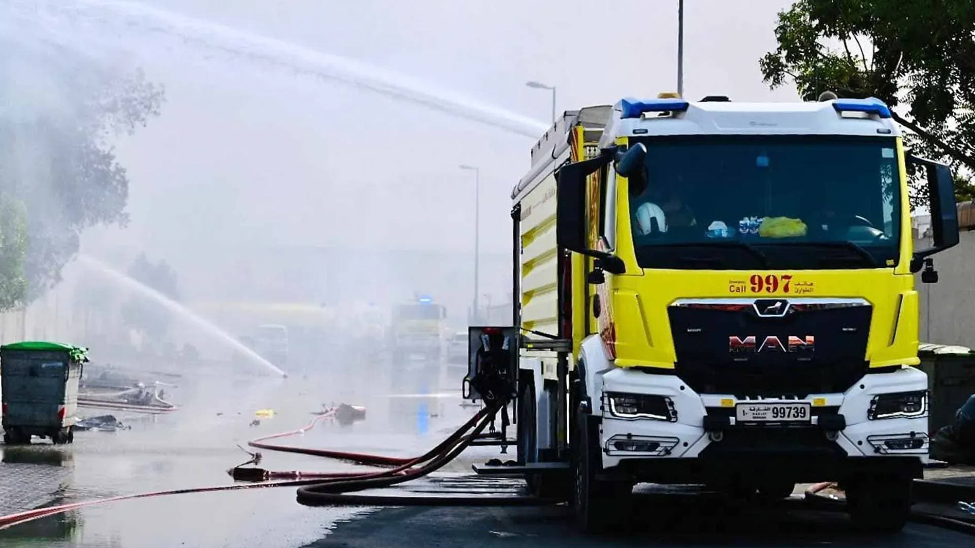 الدفاع المدني يتعامل مع حريق في مستودع ملابس بالمنطقة الصناعية بالشارقة