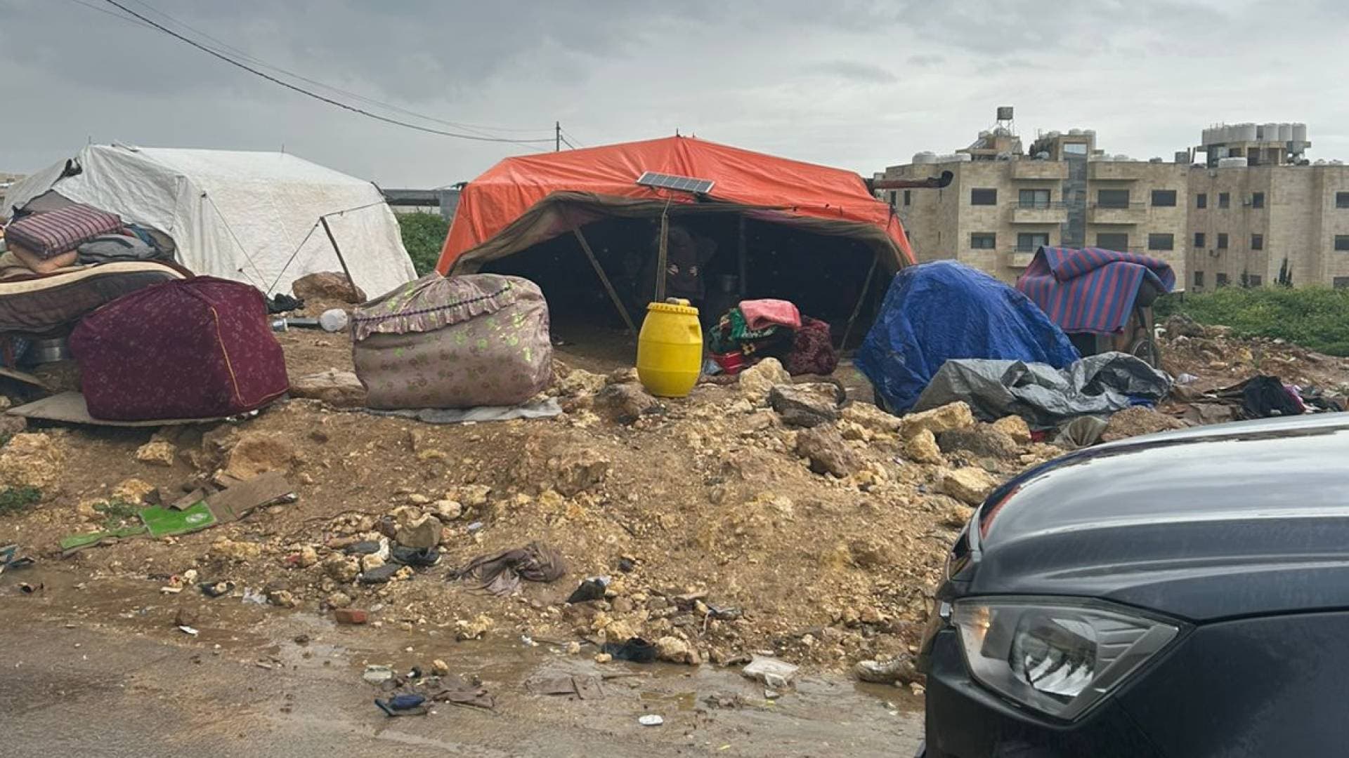 بعد نشر "رؤيا".. الأمن العام يزيل الخيام العشوائية في "حي السهل" والأهالي يشكرون الاستجابة -فيديو