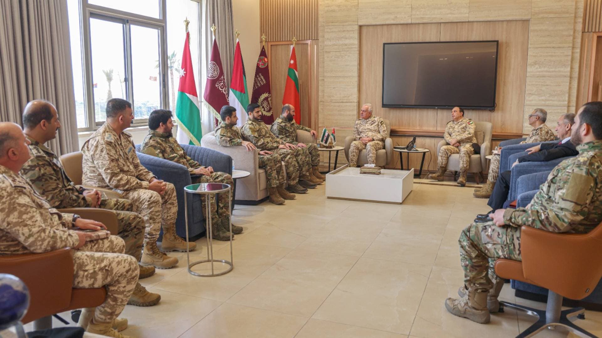 اللواء الركن الحنيطي يستقبل رئيس هيئة الأركان العامة السورية ويبحثان تعزيز التعاون العسكري