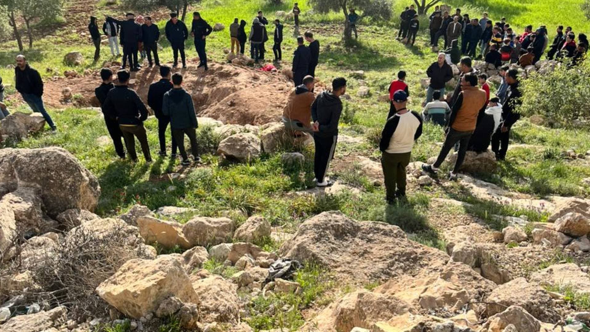 مراسل "رؤيا": العثور على جثة شخص داخل حفرة على طريق جرش-عمان -فيديو