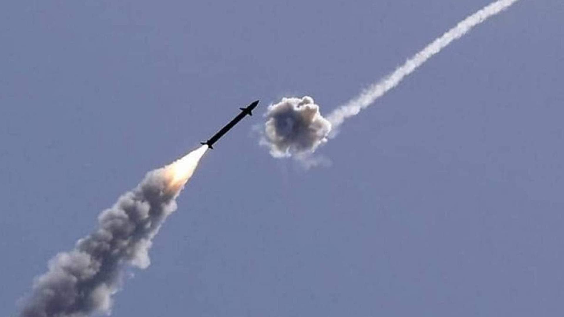 الدفاعات الجوية الإماراتية تتصدى لصواريخ باليستية ومسيرات إيرانية