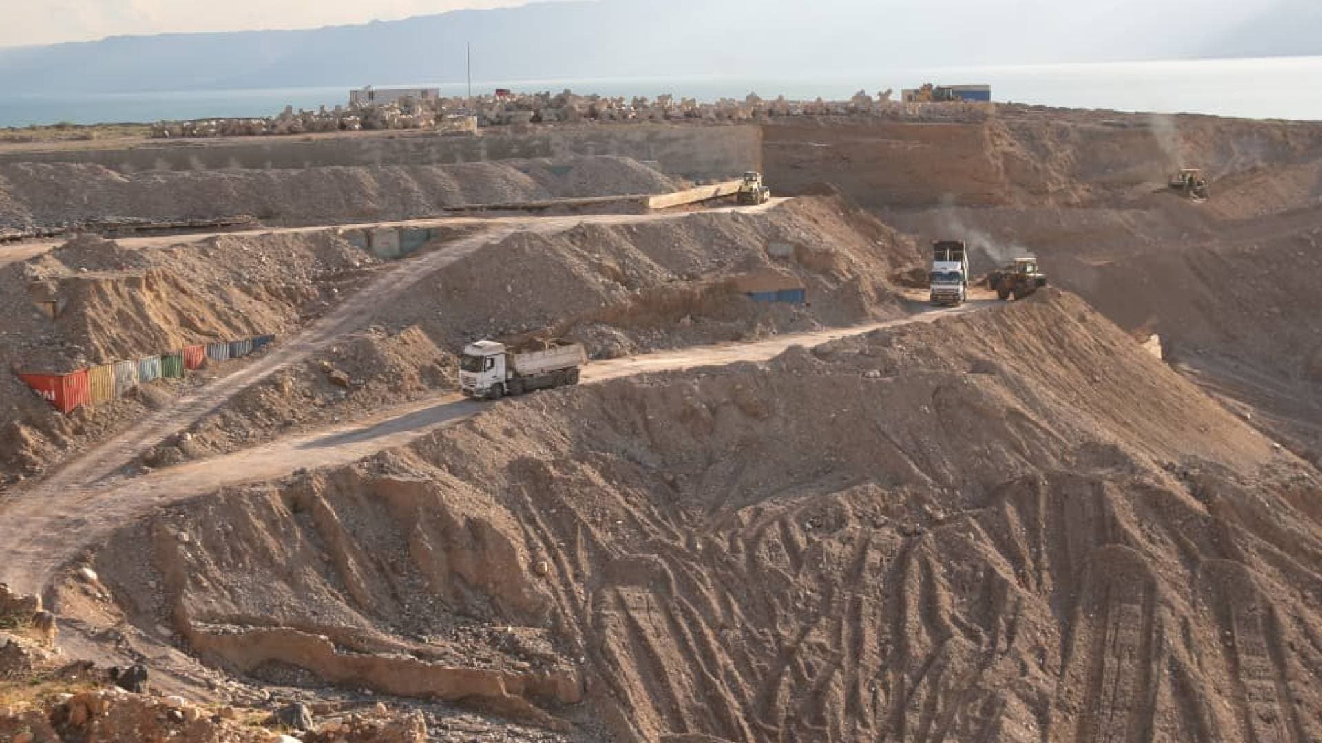 أبو السمن يتفقد مشاريع حمايات جسور البحر الميت ويؤكد جاهزيتها