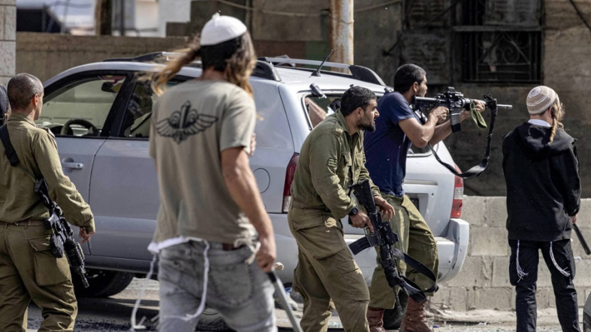 تصعيد خطير: ميليشيات المستوطنين تختطف طفلا وتنكل بآخرين في هجمات واسعة بالضفة والقدس