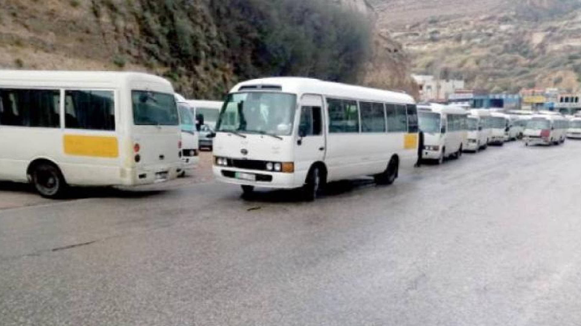 بالفيديو.. حافلة نقل عام تعاكس السير بطريقة خطرة على الدوار الثامن في عمان