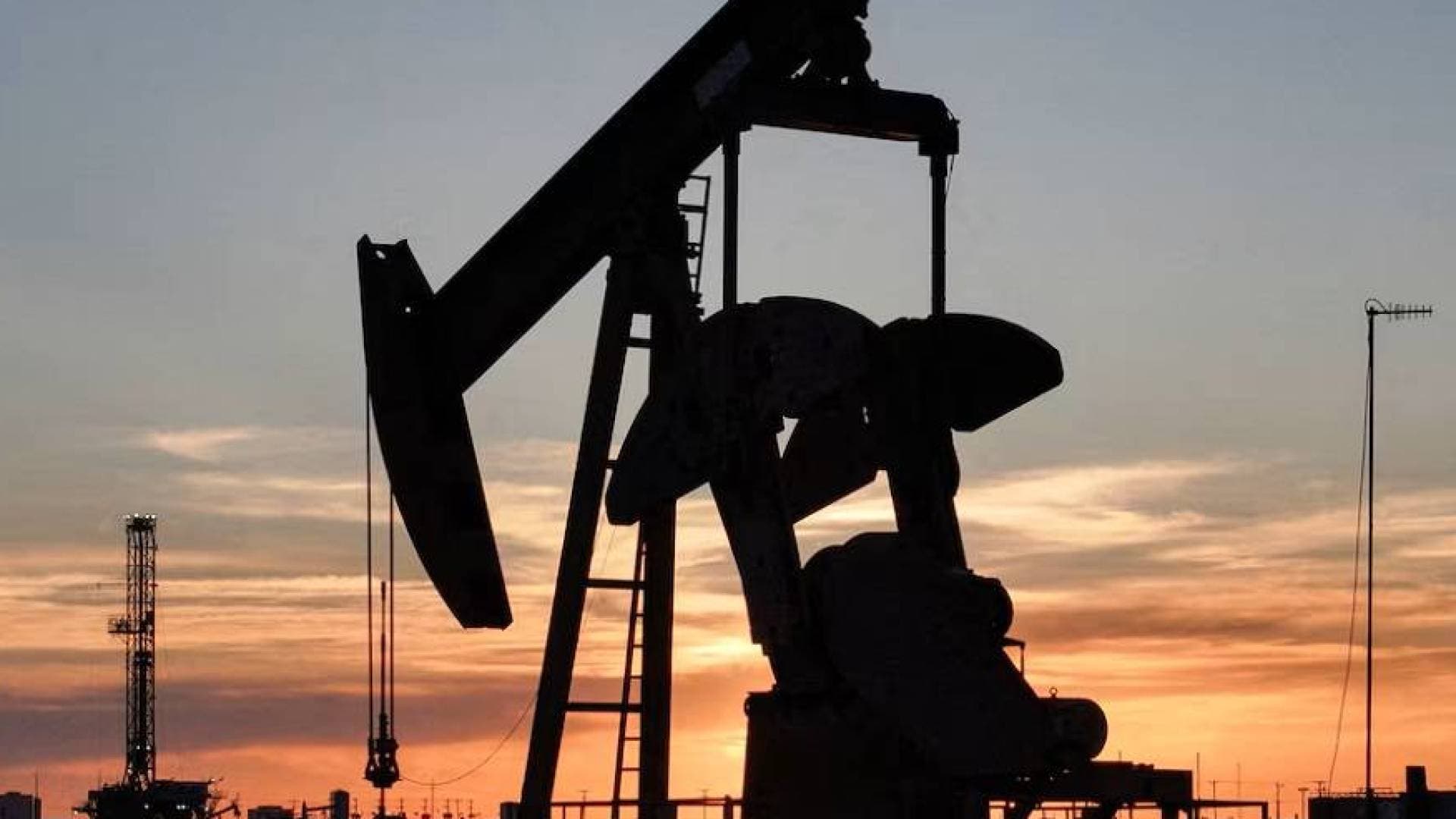 أسعار النفط تقفز 3% مع "تردد الهدنة" بين واشنطن وطهران